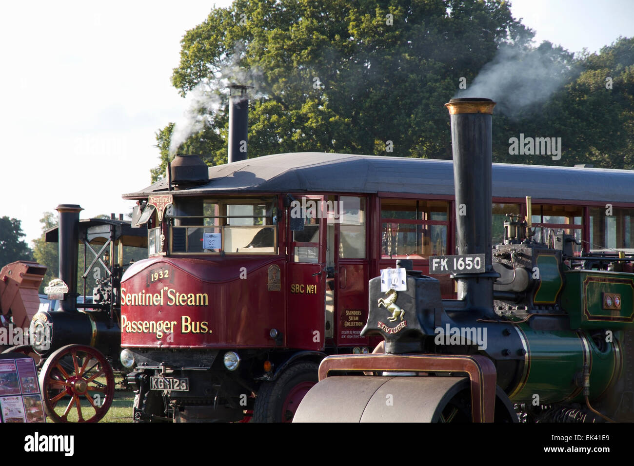 Vittoriano tradizionale rullo di vapore, autobus e motori di trazione, Henham Rally di vapore, Suffolk, Inghilterra, Regno Unito Foto Stock