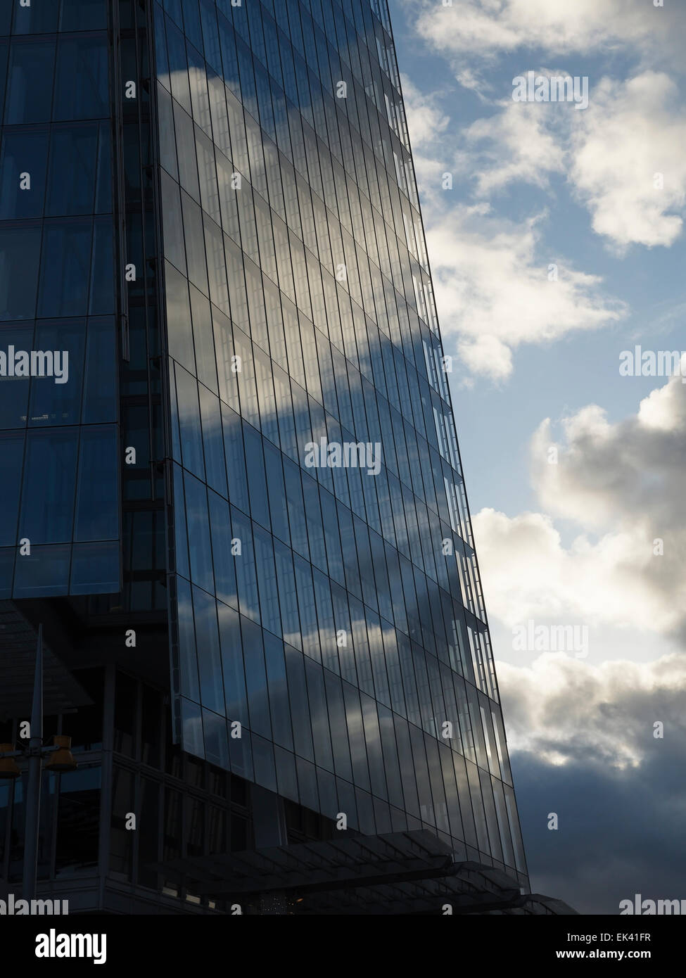 La Shard Skyscaper riflessioni Cloud 32 London Bridge Street, London, England, Regno Unito Foto Stock