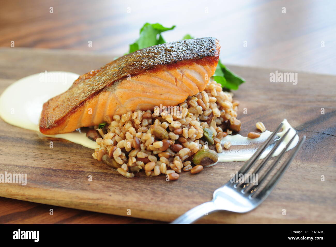 USA IL CIBO - pan fritto di filetto di salmone su un letto di quinoa tabouli Foto Stock