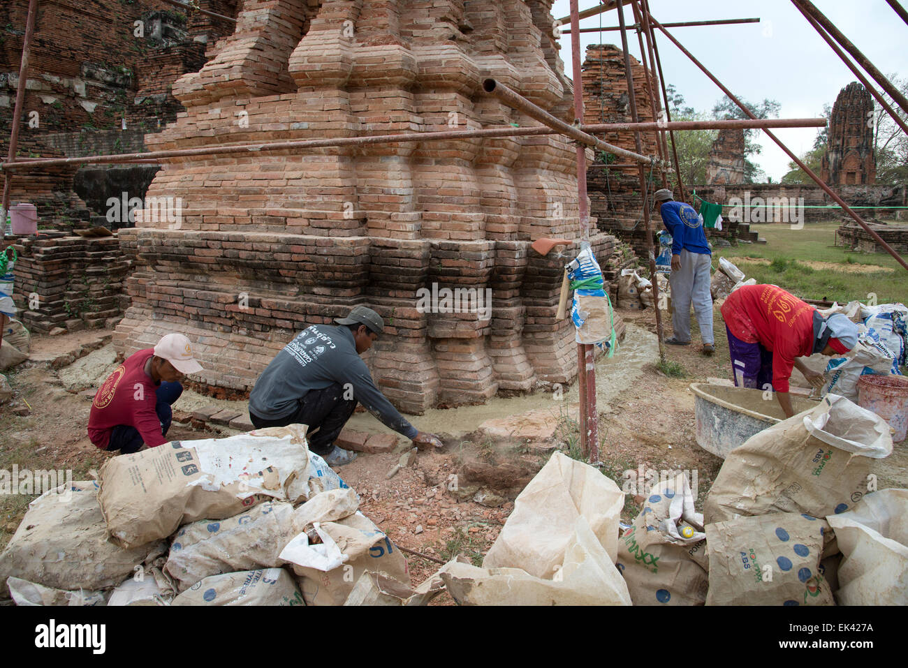 Lavori di ristrutturazione essendo effettuata in Ayutthaya Parco Storico della Thailandia Foto Stock