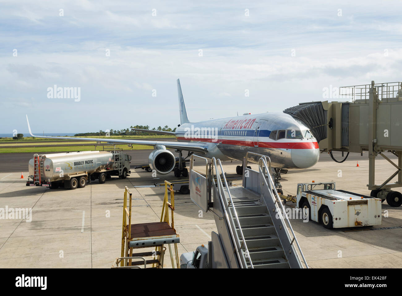 American Airlines aereo parcheggiato a gate e sottoposto a interventi di manutenzione / preparato per il volo Foto Stock