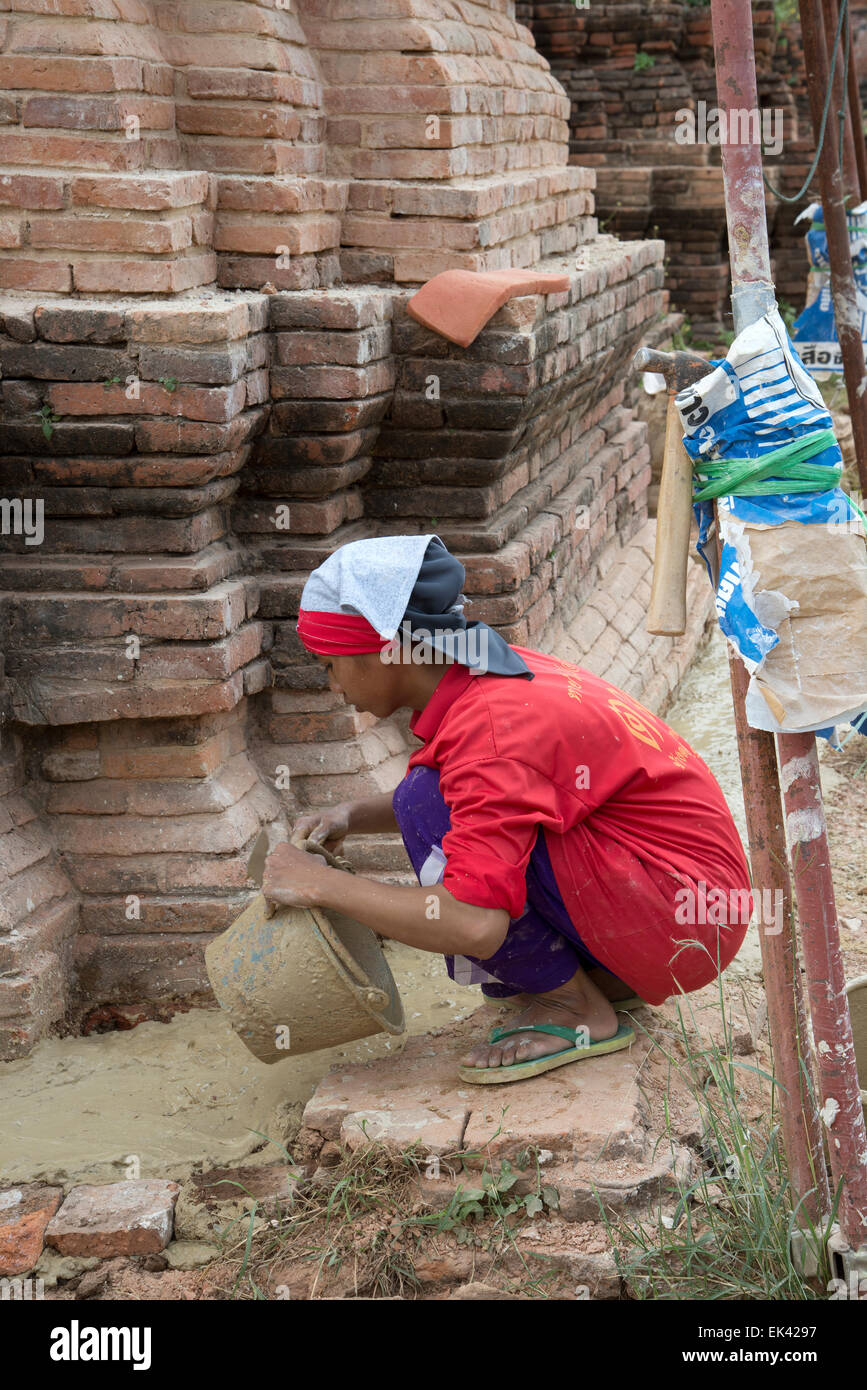 Lavori di ristrutturazione essendo effettuata in Ayutthaya Parco Storico della Thailandia Foto Stock