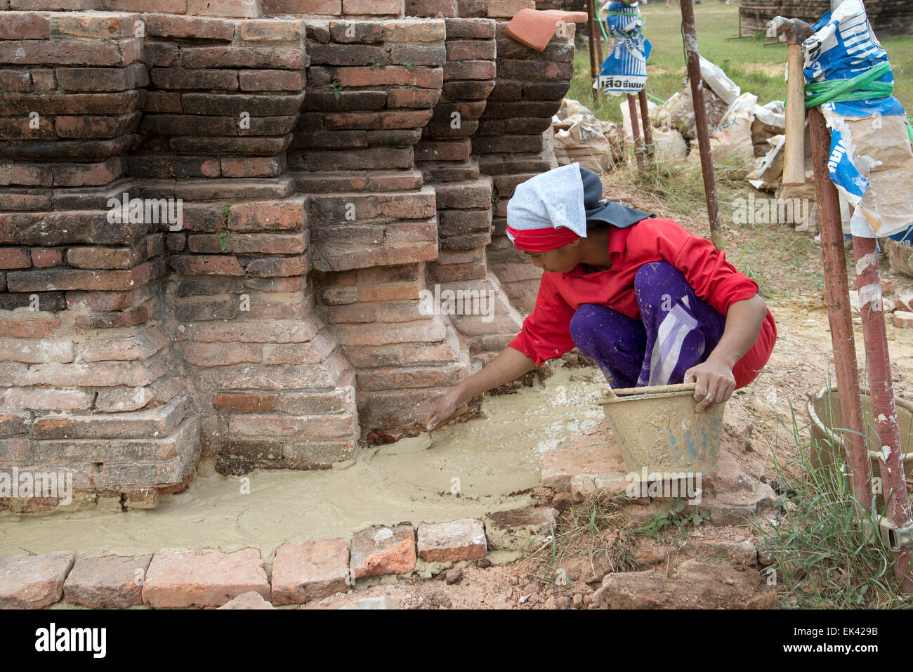 Lavori di ristrutturazione essendo effettuata in Ayutthaya Parco Storico della Thailandia Foto Stock
