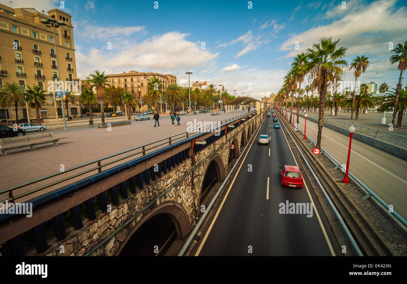 Auto e persone nel tardo pomeriggio le strade e percorsi pedonali in Seaside Barcelona, Spagna Foto Stock