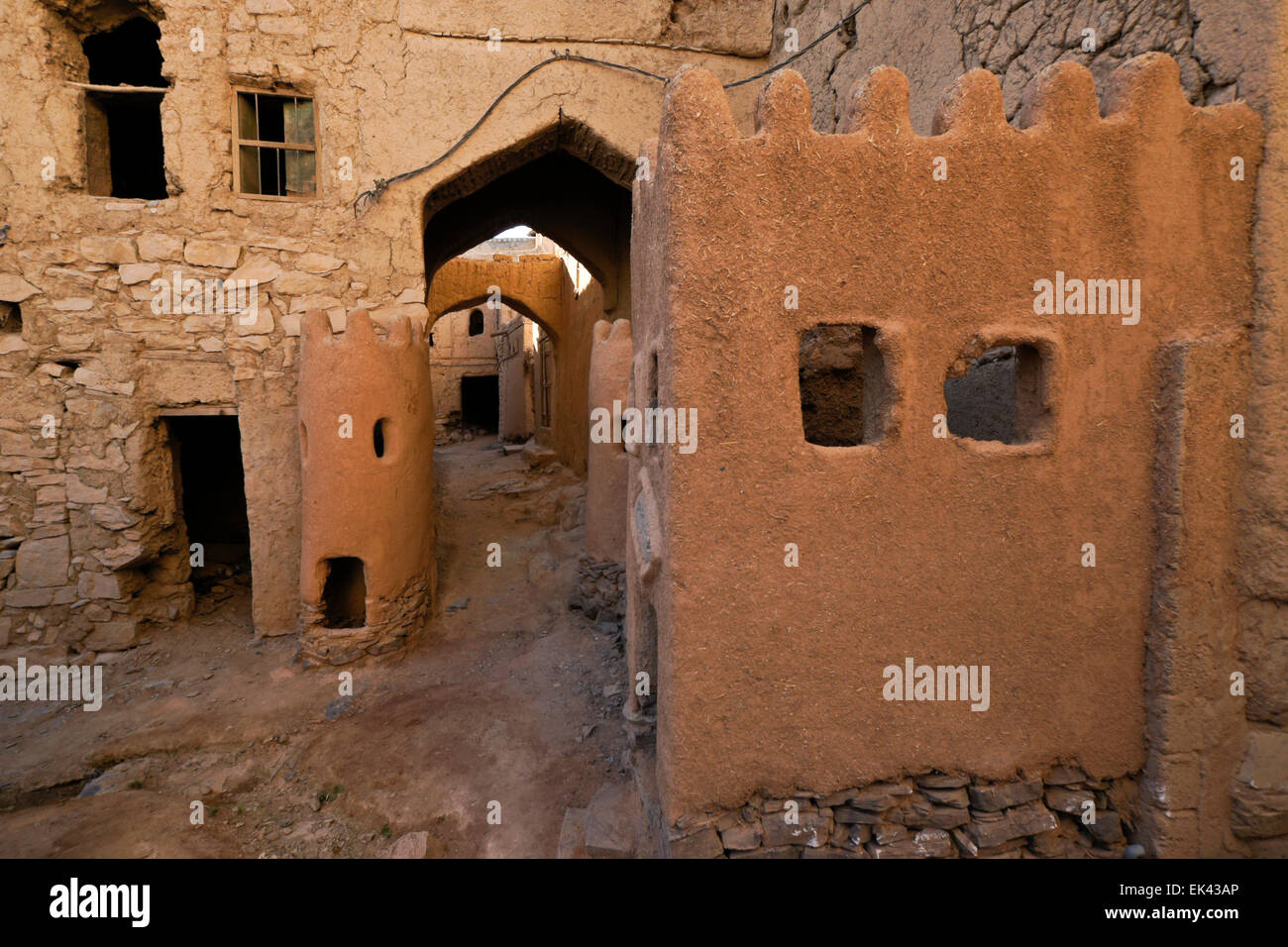 Decrepito mudbrick edifici di vecchia sezione di Al-Hamra, Oman Foto Stock