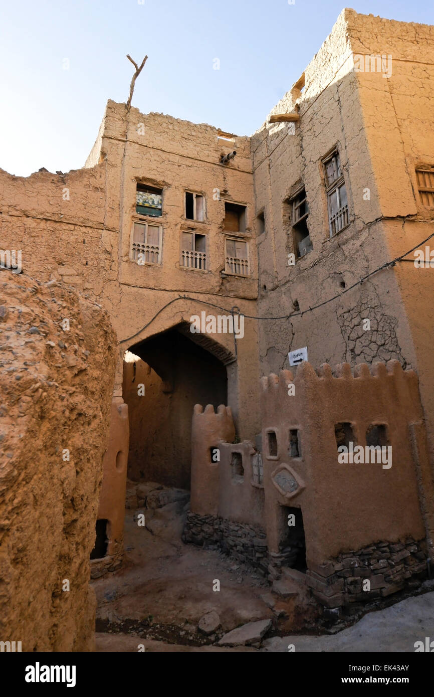 Decrepito mudbrick edifici di vecchia sezione di Al-Hamra, Oman Foto Stock