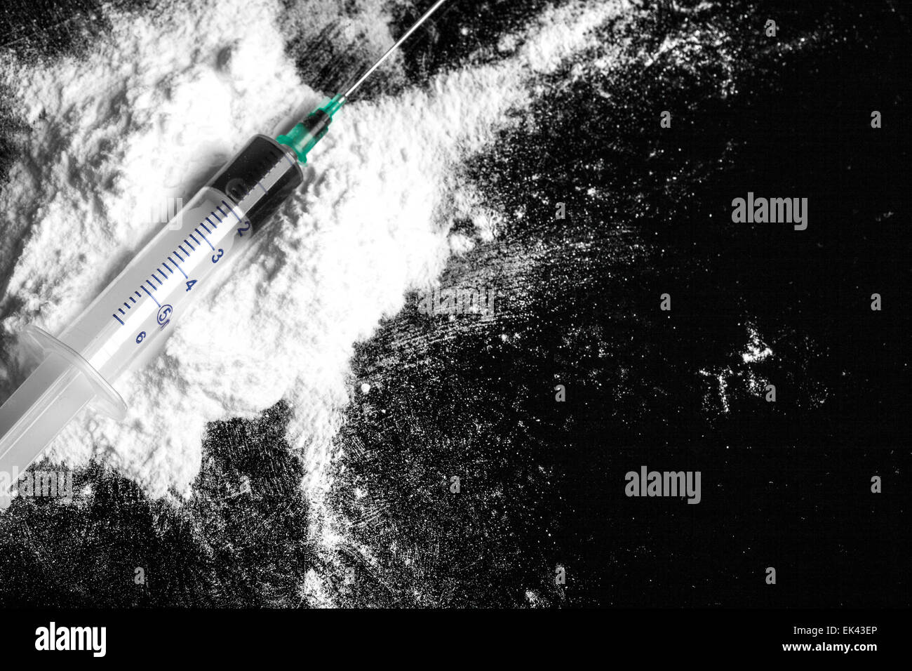 La cocaina farmaci heap con siringa Foto Stock