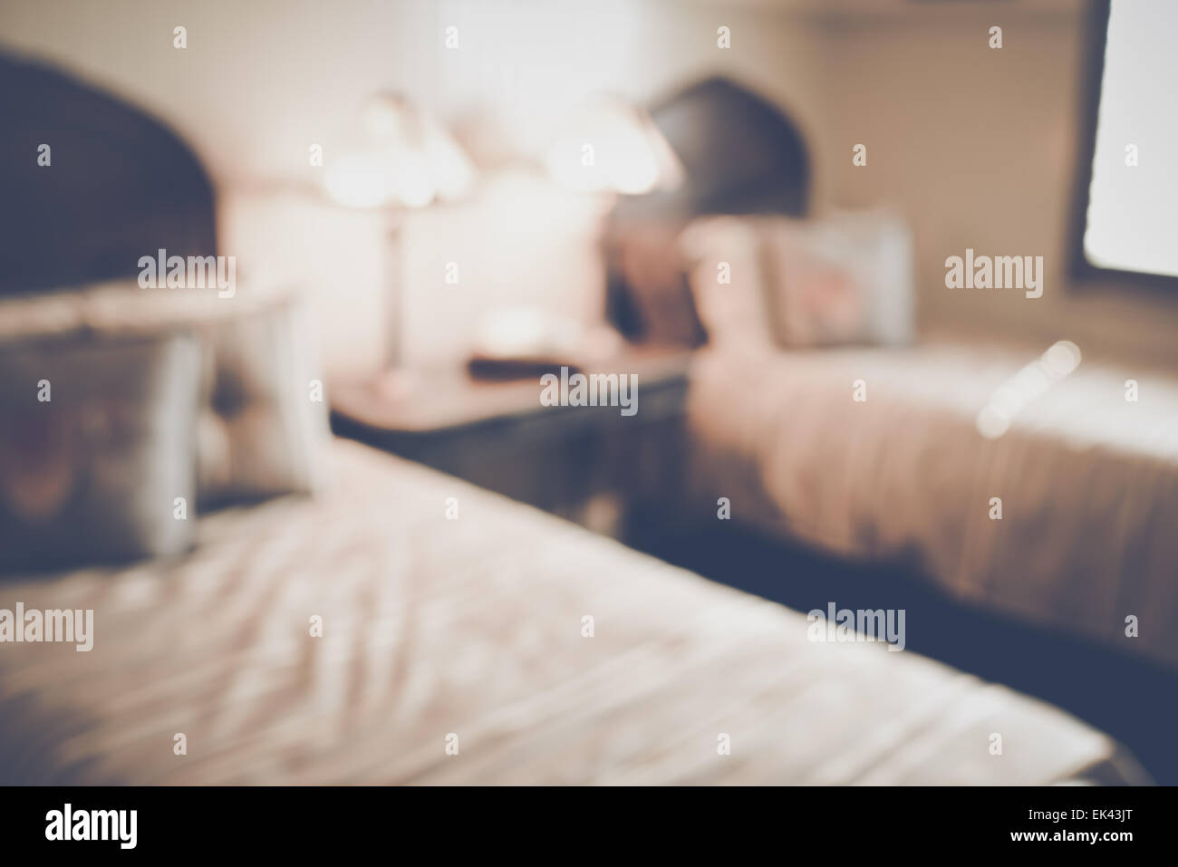 Sfocato camera da letto con letto matrimoniale e comodino con retro Instagram filtro stile Foto Stock Sfocato camera da letto con letto matrimoniale e comodino con retro Instagram filtro stile Foto Stock