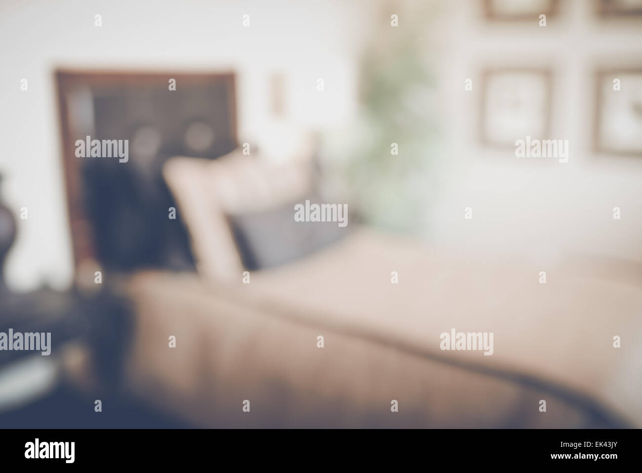 Sfocato camera da letto con letto applicando retrò Instagram filtro stile Foto Stock Sfocato camera da letto con letto applicando retrò Instagram filtro stile Foto Stock