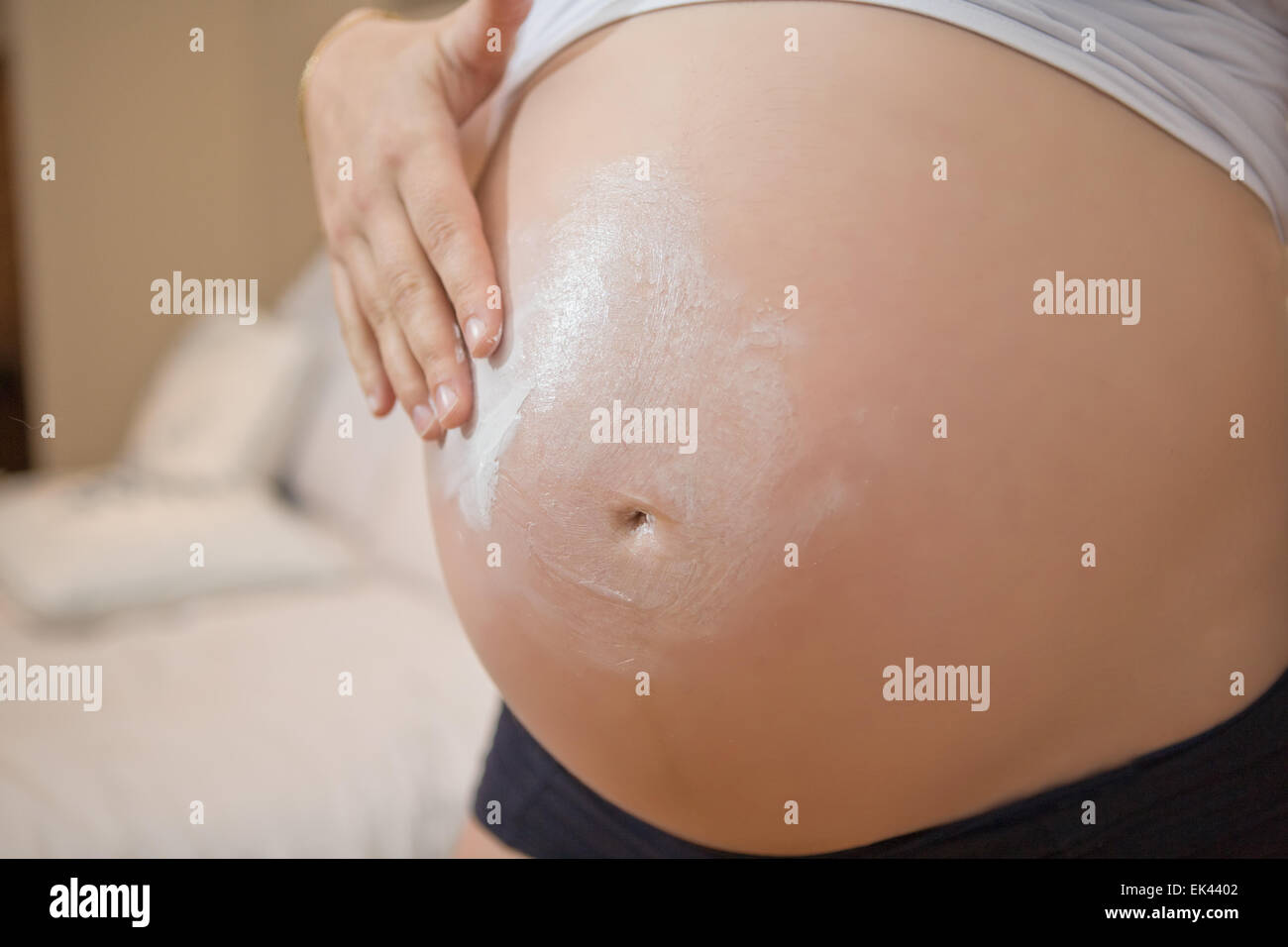 Ha sette mesi di gravidanza. Cura della pelle durante la gravidanza Foto Stock