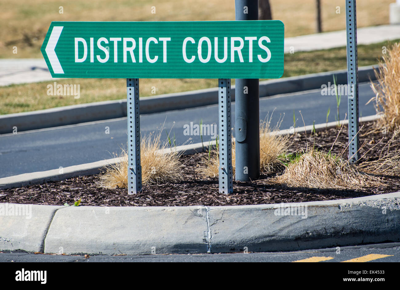 La District Court Street Sign in un sobborgo americano Foto Stock