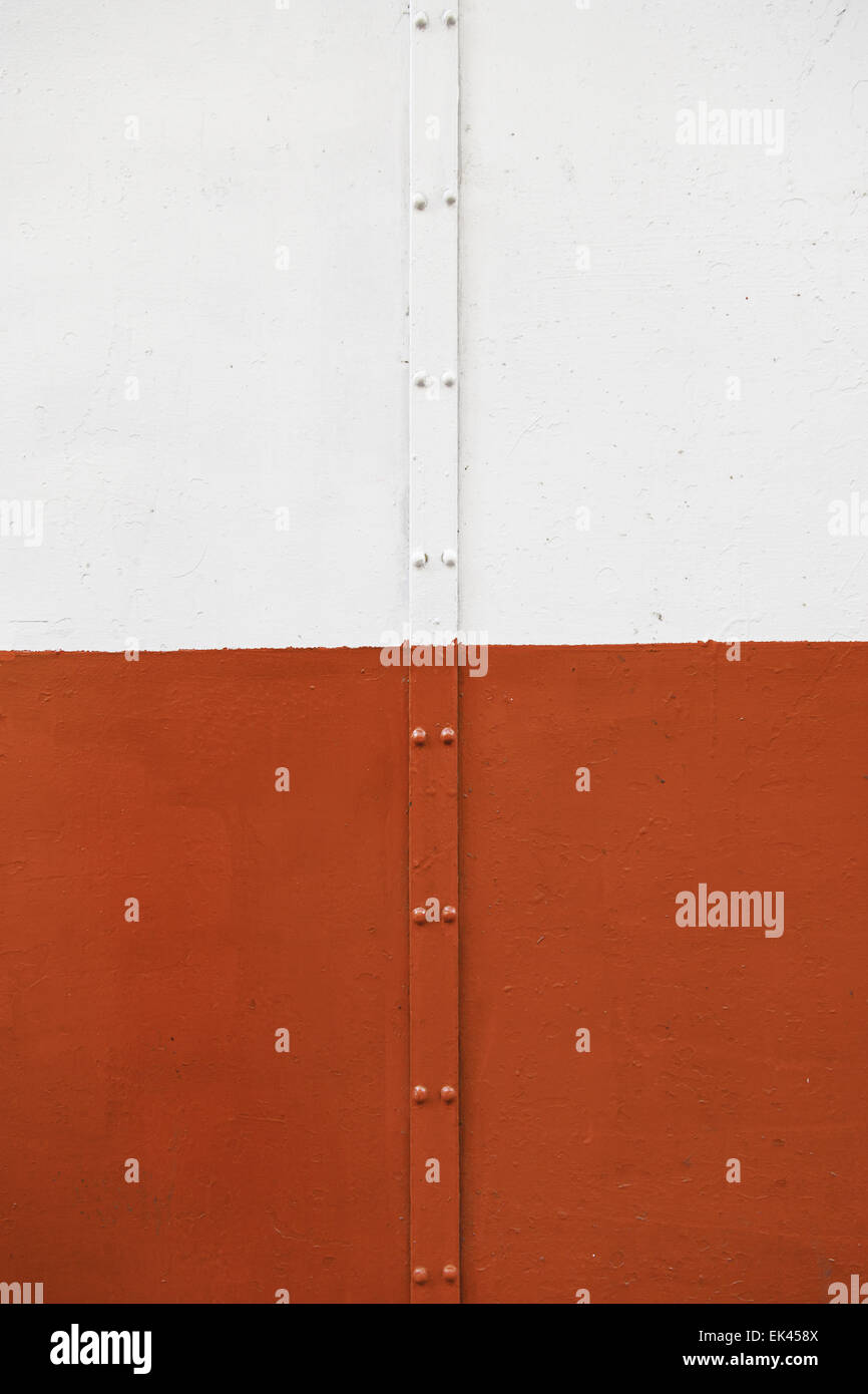 Muro Bianco con un tubo, il dettaglio di una parete testurizzata Foto Stock