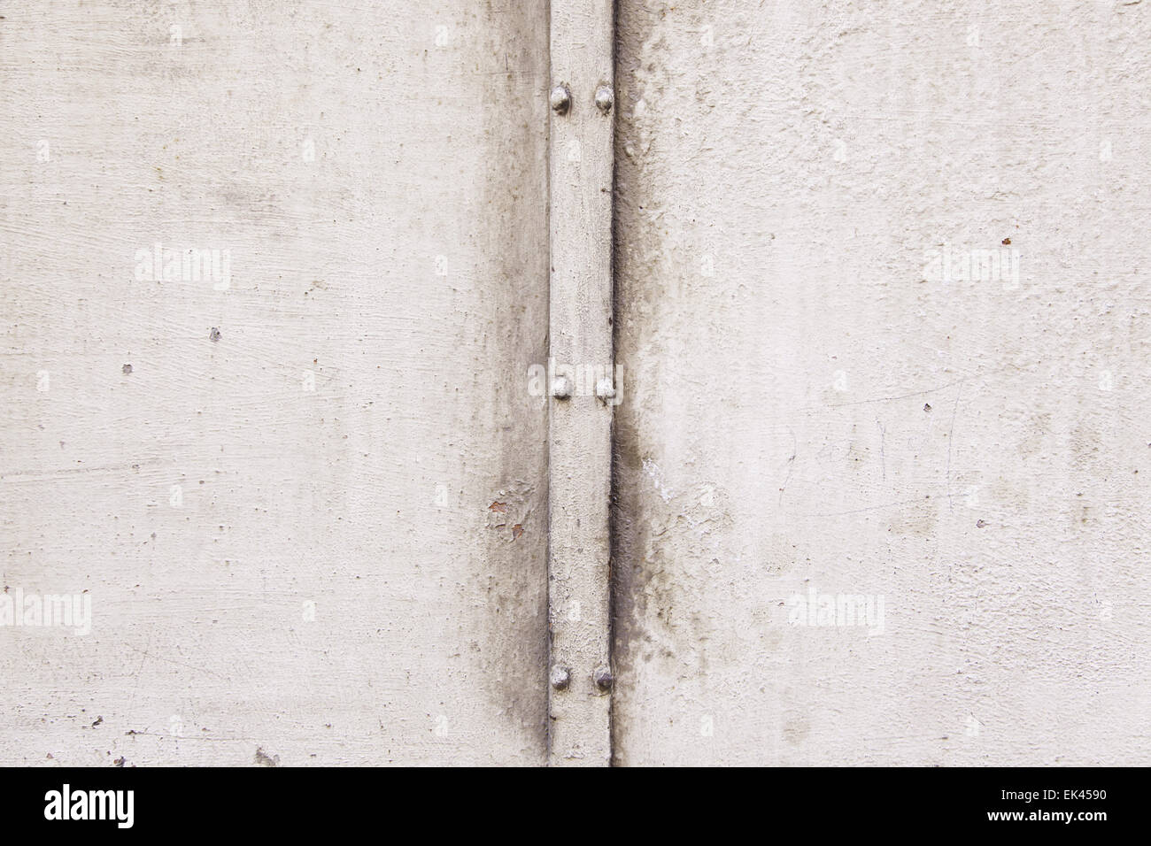 Muro Bianco con un tubo, il dettaglio di una parete testurizzata Foto Stock