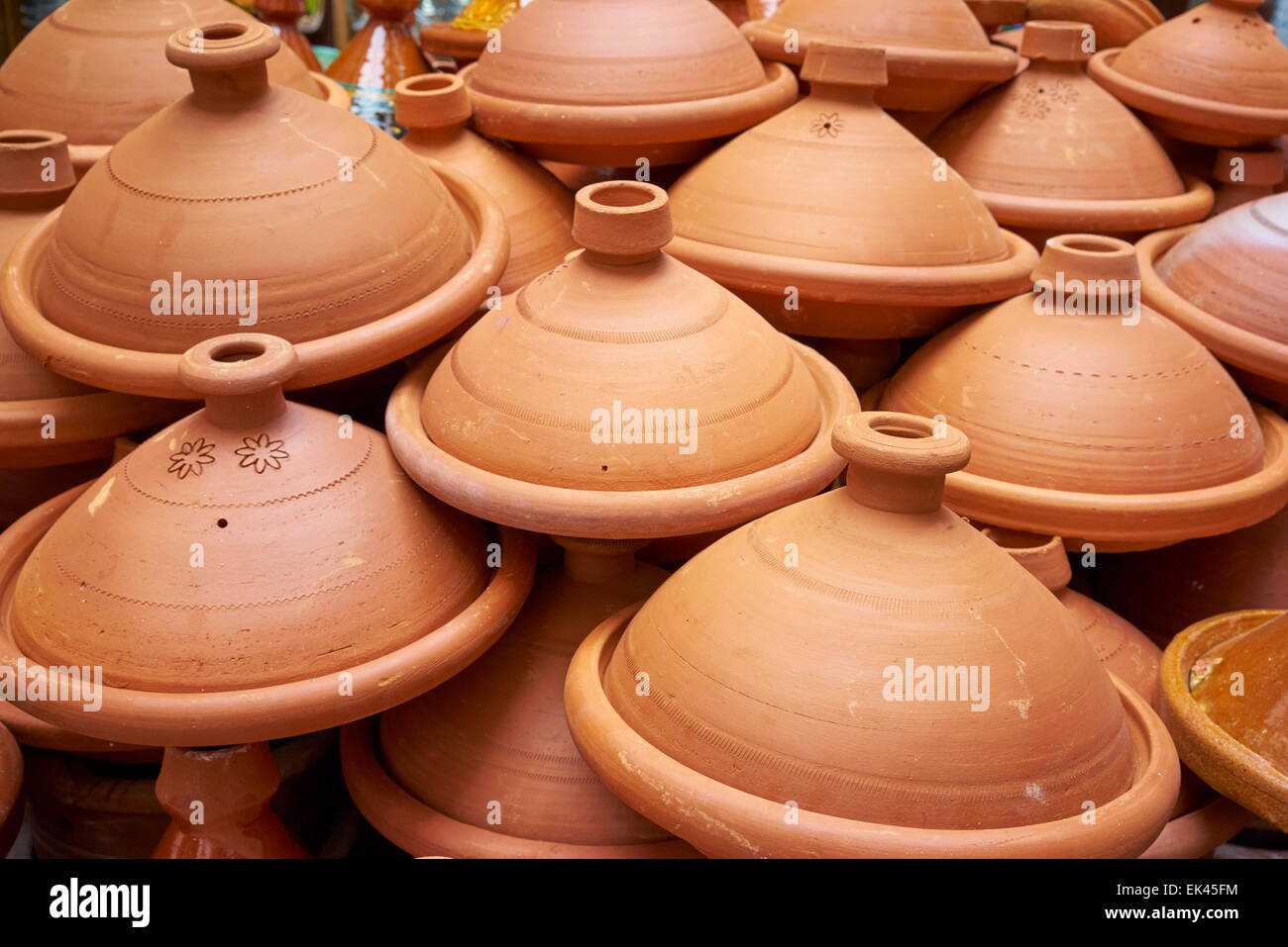 Tajine ceramica sul mercato, Marrakech, Marocco, Africa Foto Stock