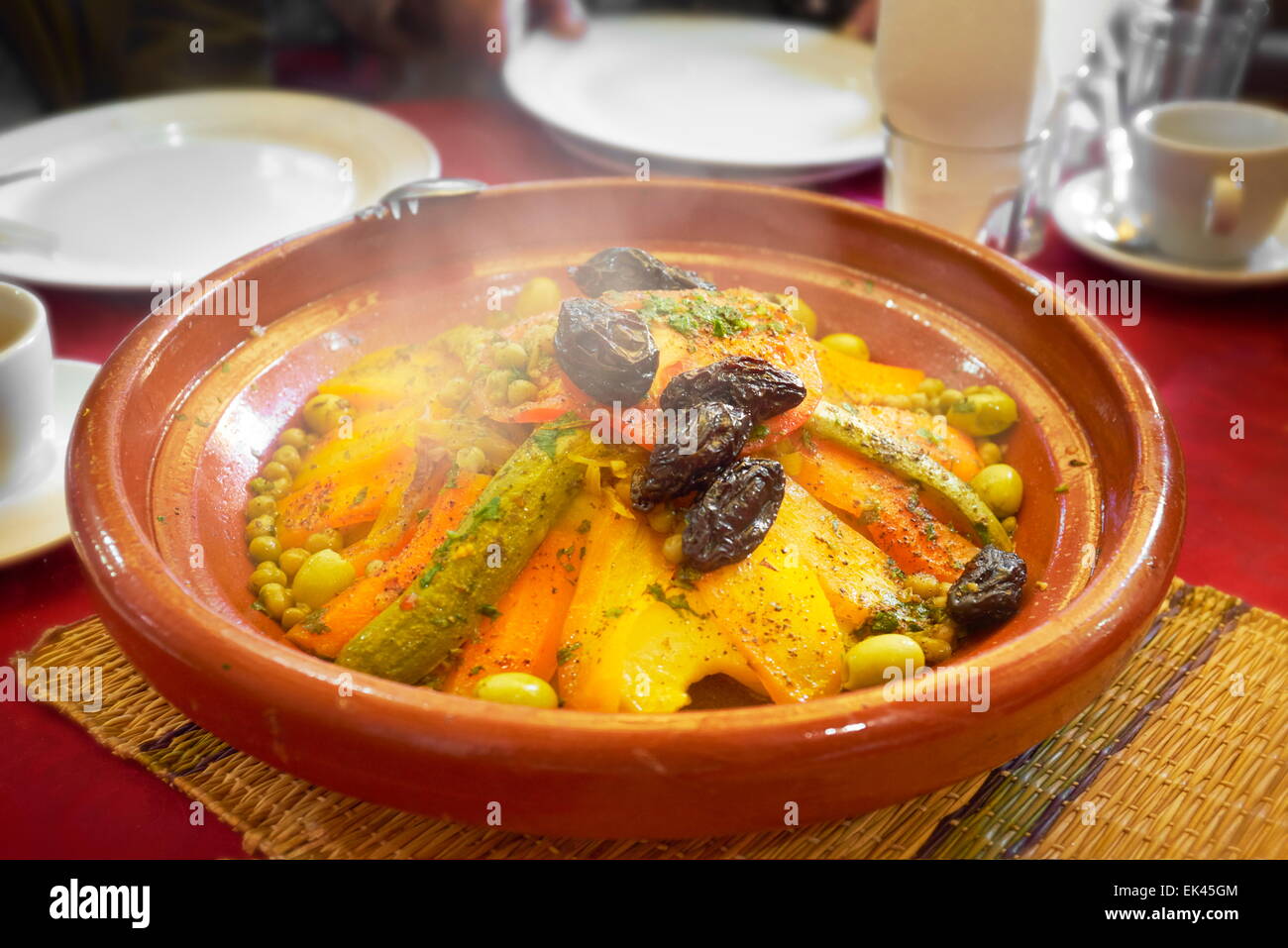 Cibo marocchino - tajine tajine il cibo servito nel ristorante nella Medina di Fez, Marocco Foto Stock