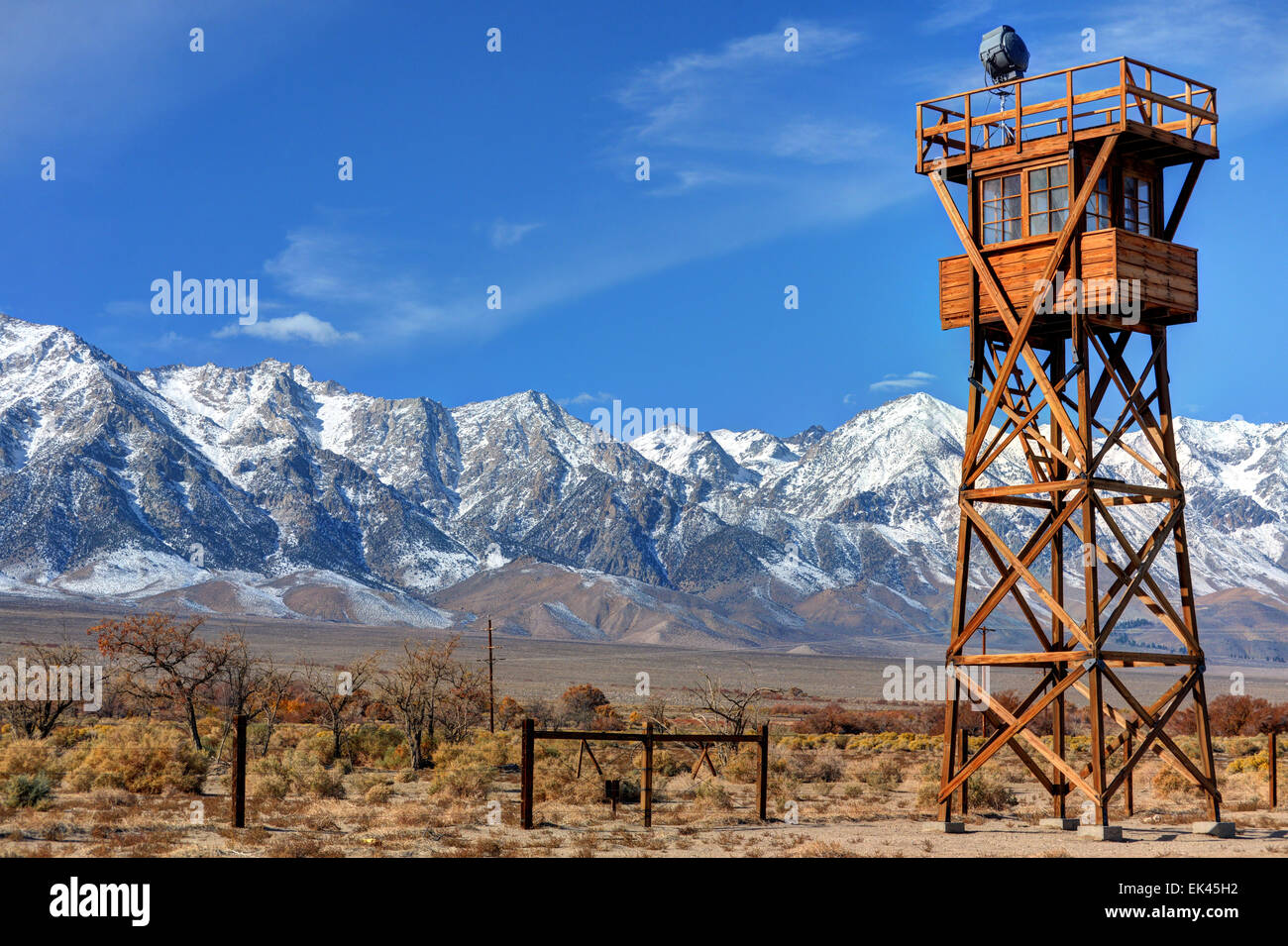 Mondo Manzanar War Relocation due Camp torre di guardia al di sotto della Sierra orientale montagna vicino a Lone Pine, California Foto Stock