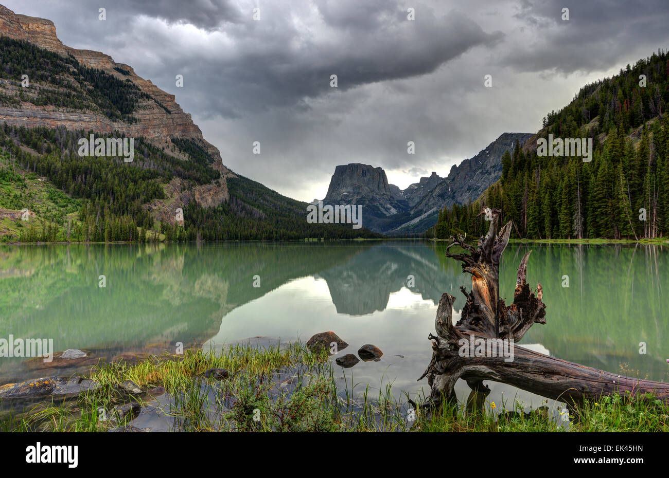Montagna Squaretop riflessa nella parte superiore del fiume Verde lago in tempesta - Wind River Range - Wyoming Foto Stock