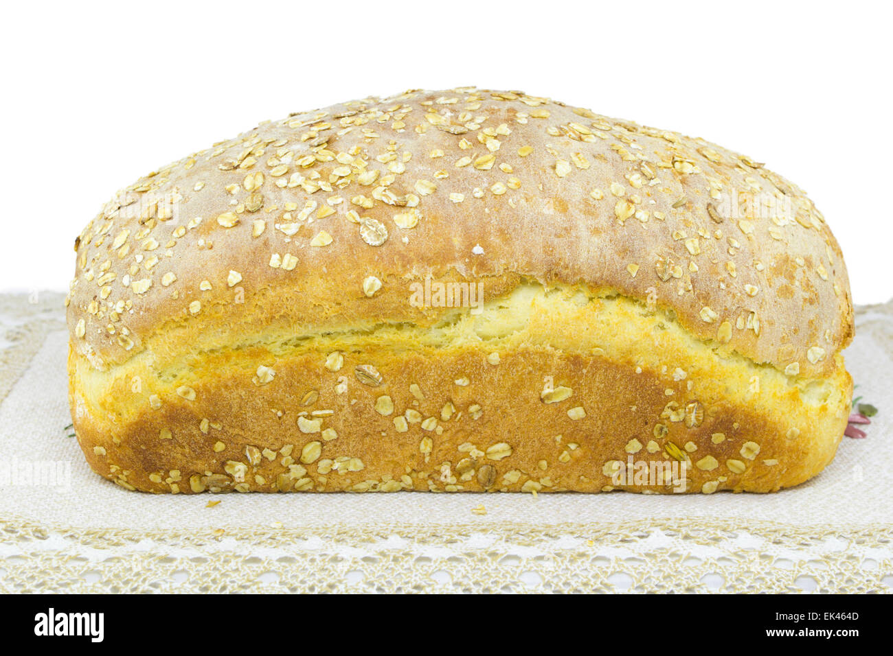 Fresco e golden il pane fatto in casa isolata su sfondo bianco Foto Stock