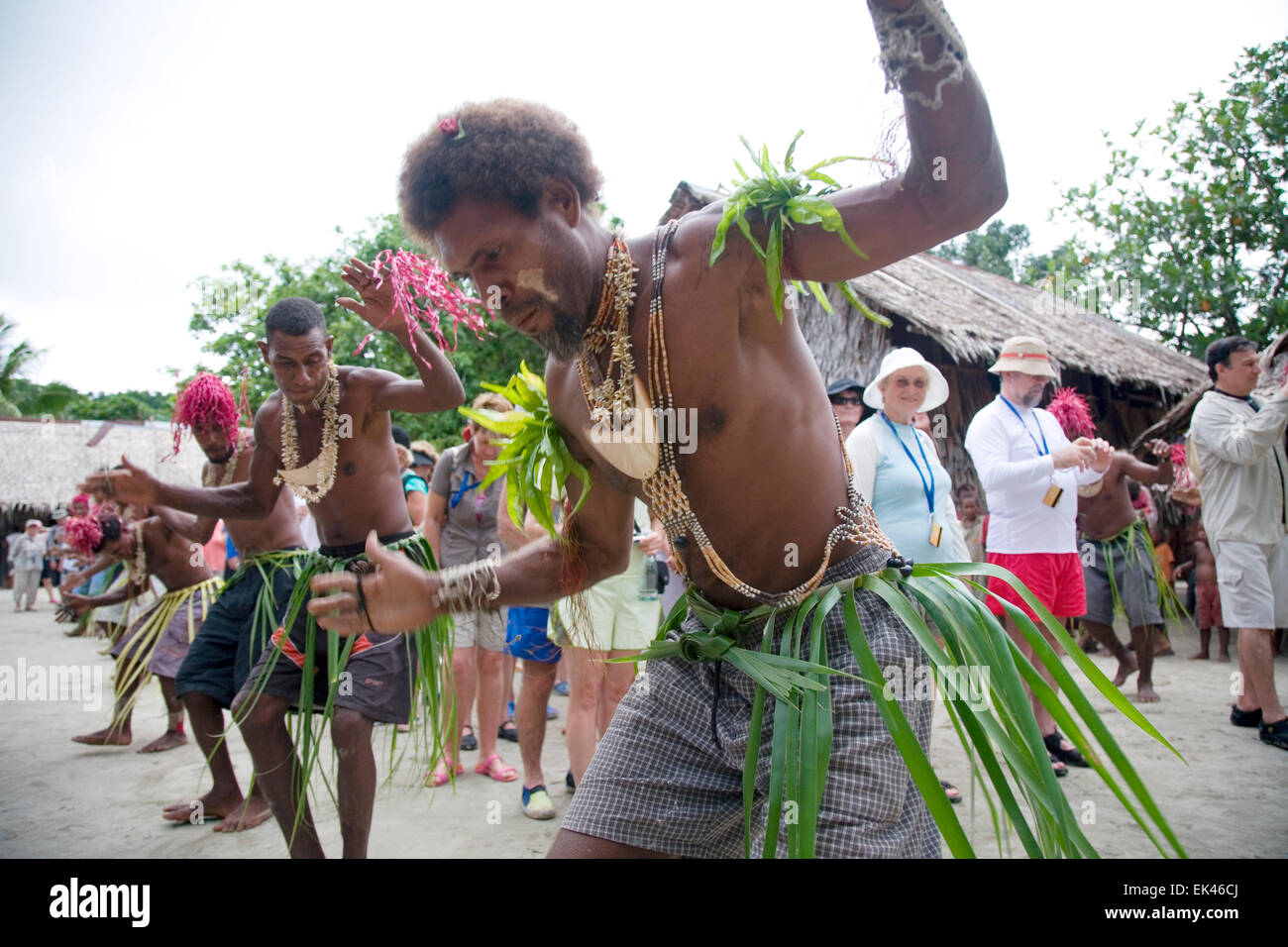 Tradizionalmente i ballerini in costume da tutta l isola si è rivelata da eseguire per i passeggeri della nave da crociera Orion. Foto Stock