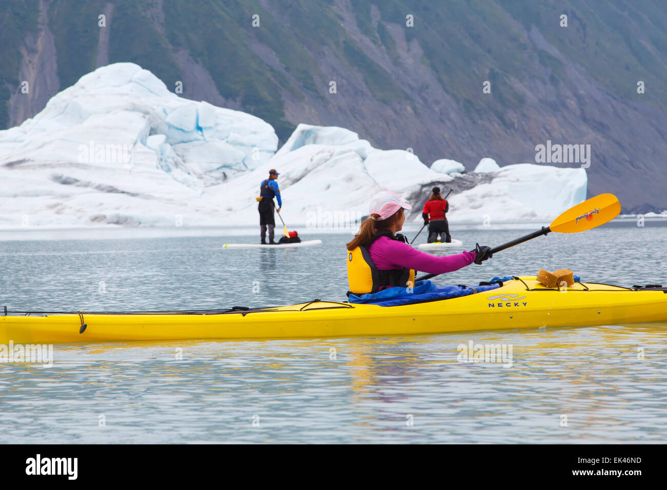 Fare kayak in orso laguna glaciale, il Parco nazionale di Kenai Fjords, vicino a Seward, Alaska. (Modello rilasciato) Foto Stock