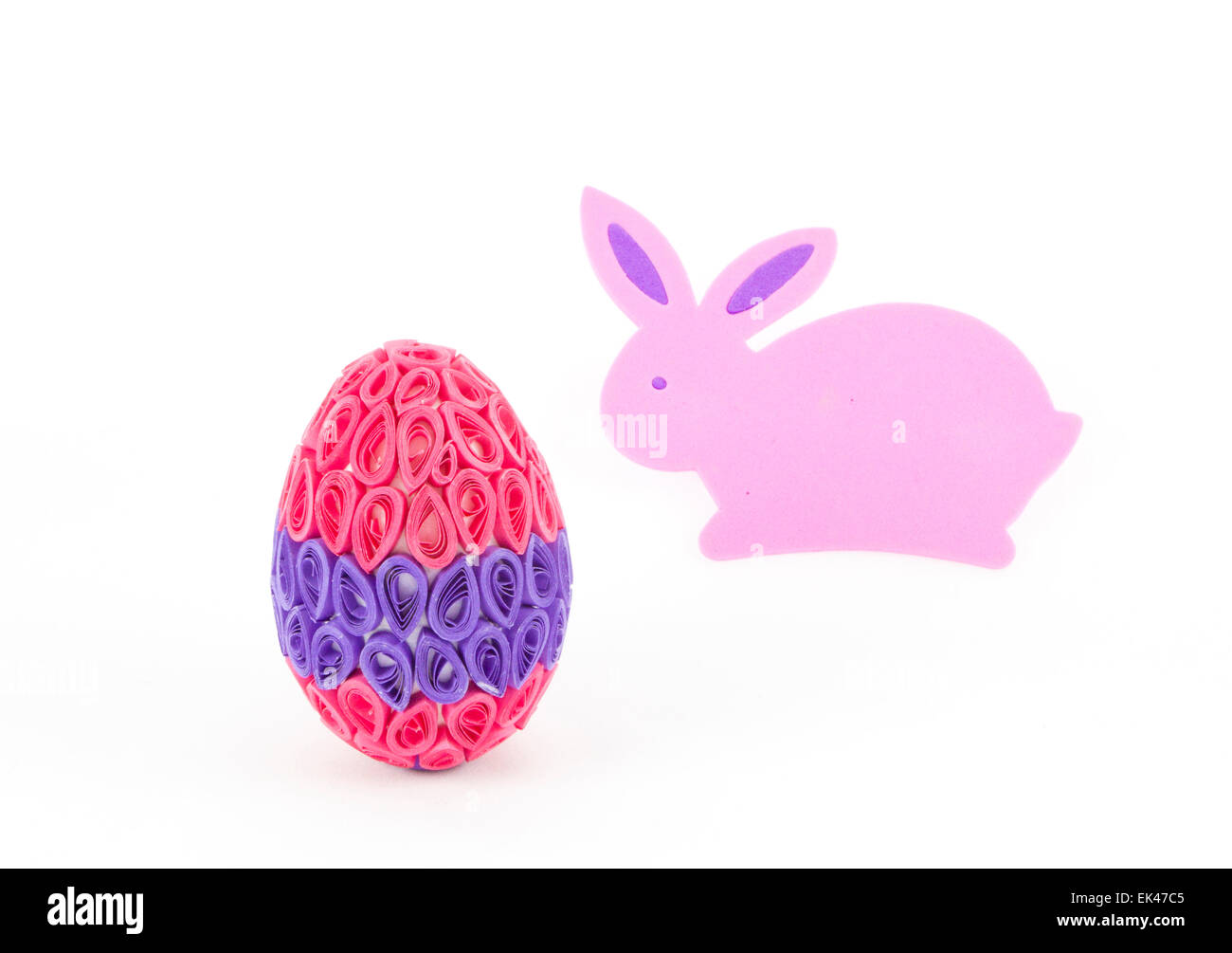 Coniglietto di Pasqua e uovo quilling con colori rosa e viola Foto Stock