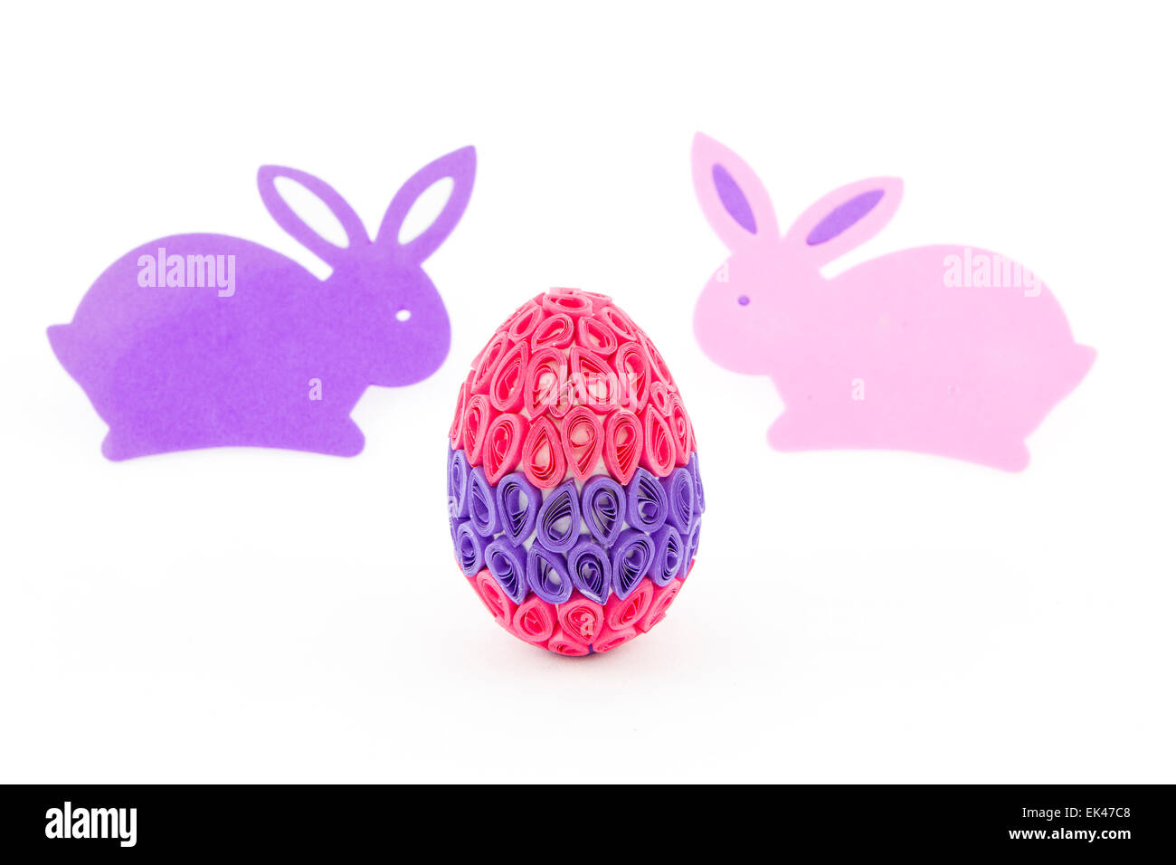 Decorazione di pasqua con due coniglietti e uovo quilling Foto Stock