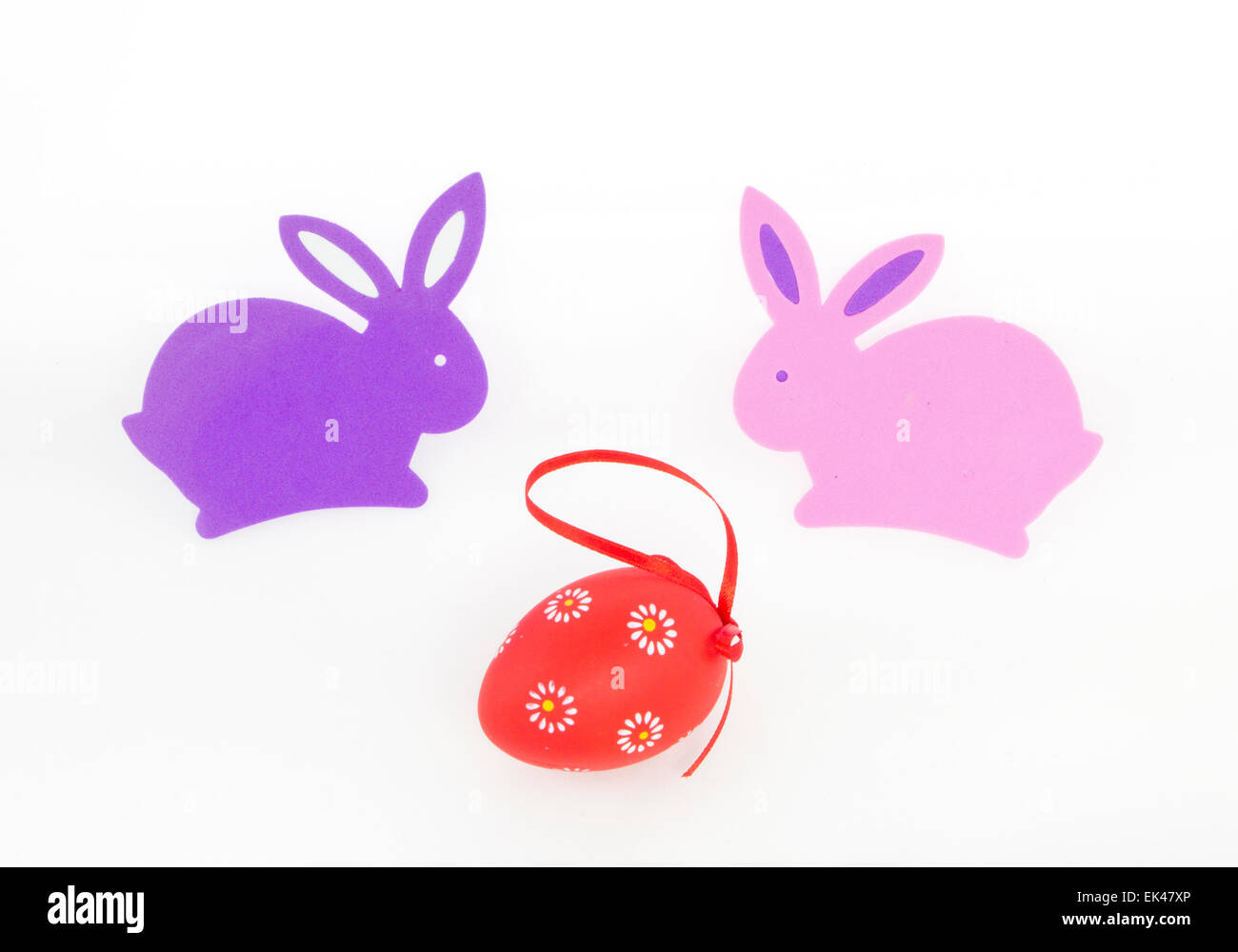 Colorate decorazioni di Pasqua con due conigli e un dipinto di uovo Foto Stock