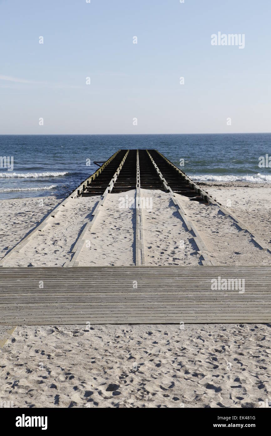 Ponte nel mar Baltico su una spiaggia vicino a Ystad in Svezia meridionale Foto Stock