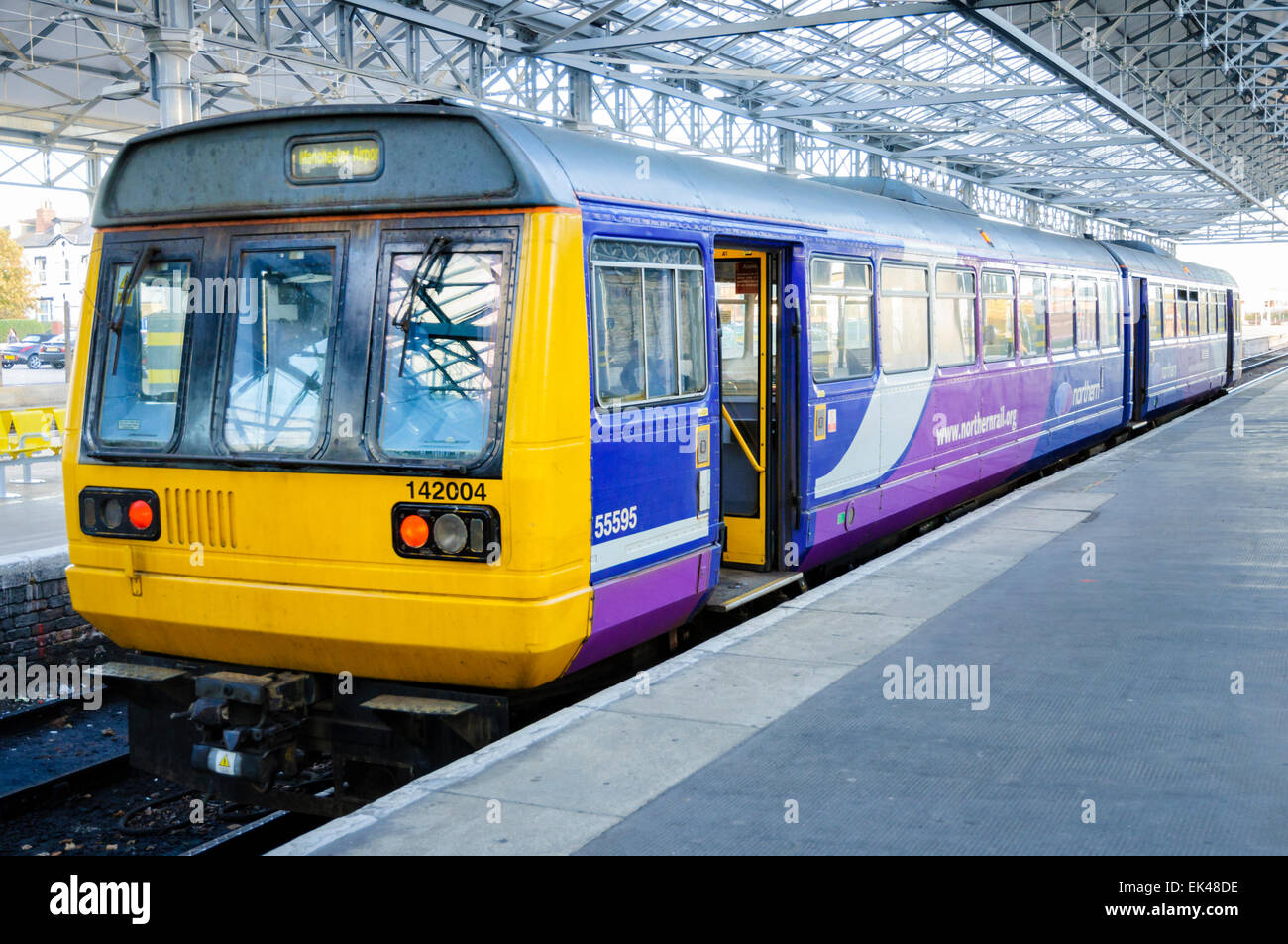 Stile Railbus 'spacer' diesel multiple unit treno azionato dalla rampa del Nord, in attesa presso la stazione ferroviaria piattaforma; vecchio DMU; i mezzi di trasporto pubblici UK; Foto Stock