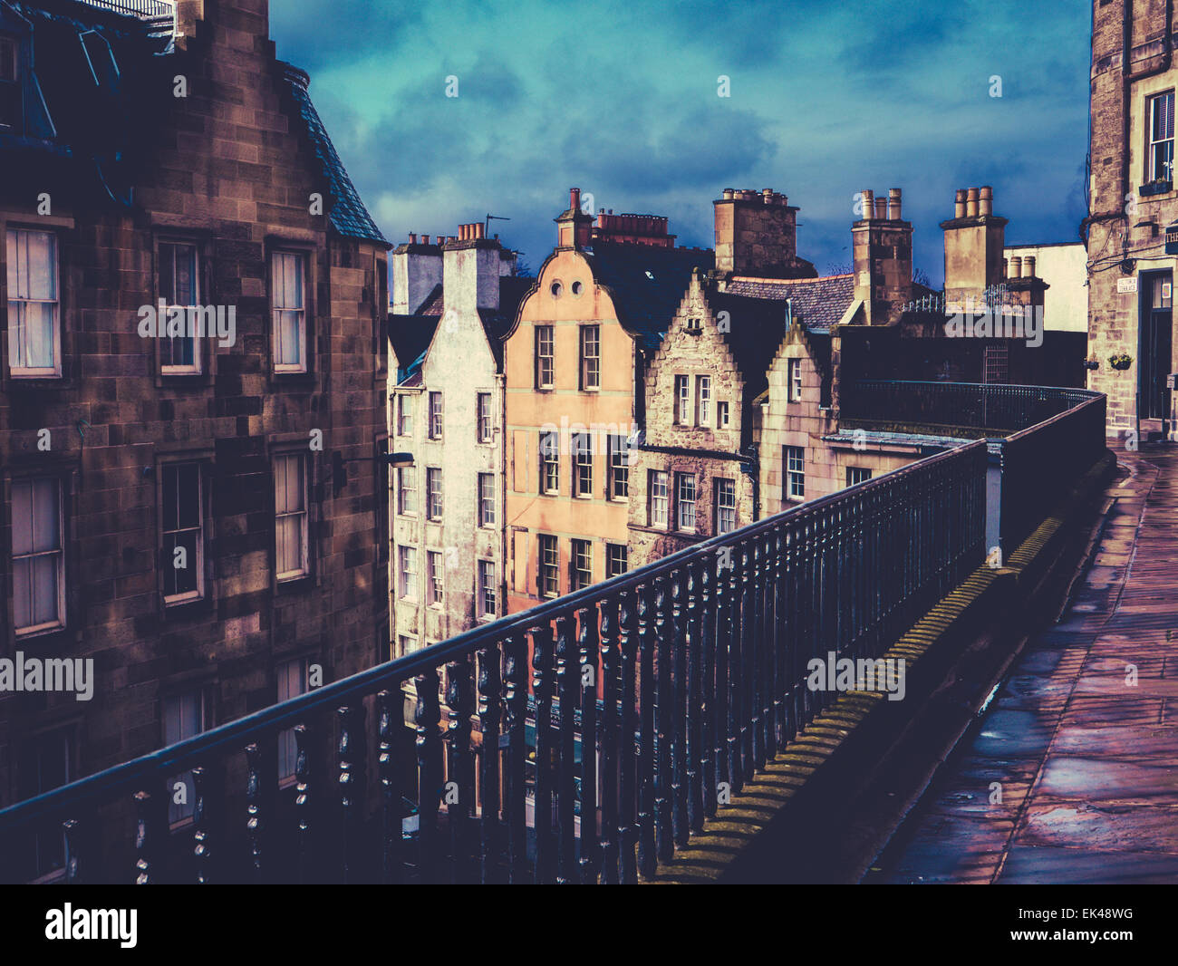 Retrò filtrata Foto di edifici storici sulla Victoria Street nella città vecchia, Edimburgo Foto Stock