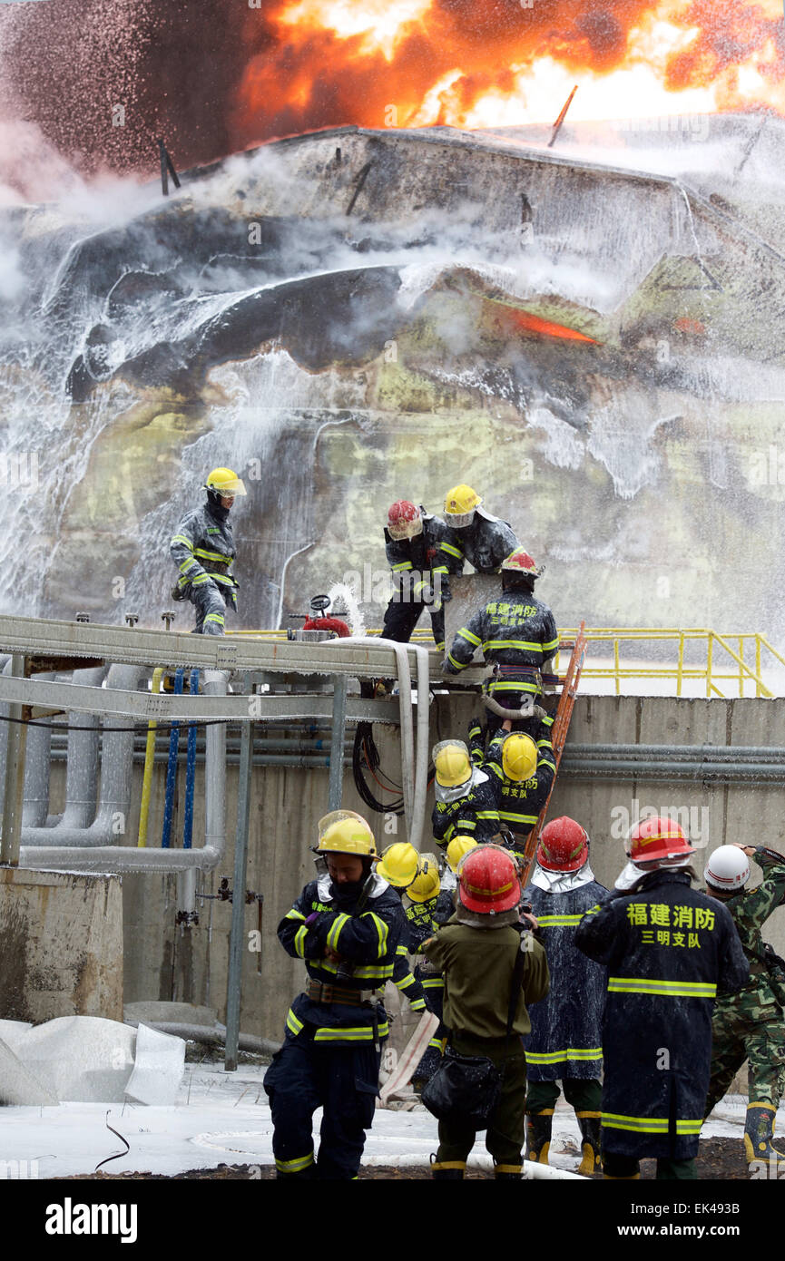 Gulei, la Cina della provincia del Fujian. 7 apr, 2015. Vigili del fuoco tentare di spegnere un incendio presso il sito di un impianto chimico blast in Zhangzhou, a sud-est della Cina di provincia del Fujian, Aprile 7, 2015. Un impianto di xilene perdeva olio e preso fuoco, che ha portato a esplosioni e incendi a tre olio nelle vicinanze dei serbatoi di stoccaggio a Tenglong idrocarburo aromatico (Zhangzhou) Co. Ltd. sulla penisola Gulei nella città di Zhangzhou al 6:56 p.m. (1056GMT) di lunedì. Sei persone sono state ferite nella pianta blast. Credito: Jiang Kehong/Xinhua/Alamy Live News Foto Stock