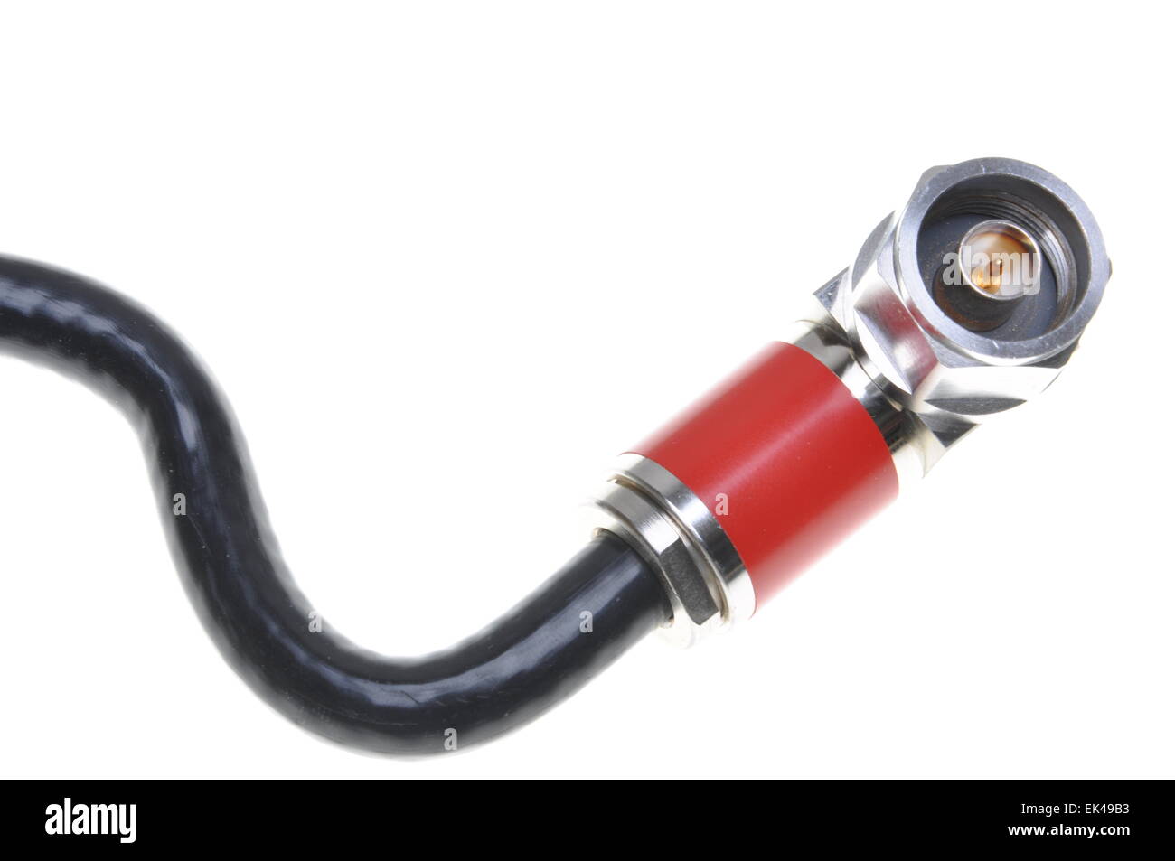 Cavo coassiale con connettore isolato su sfondo bianco Foto Stock