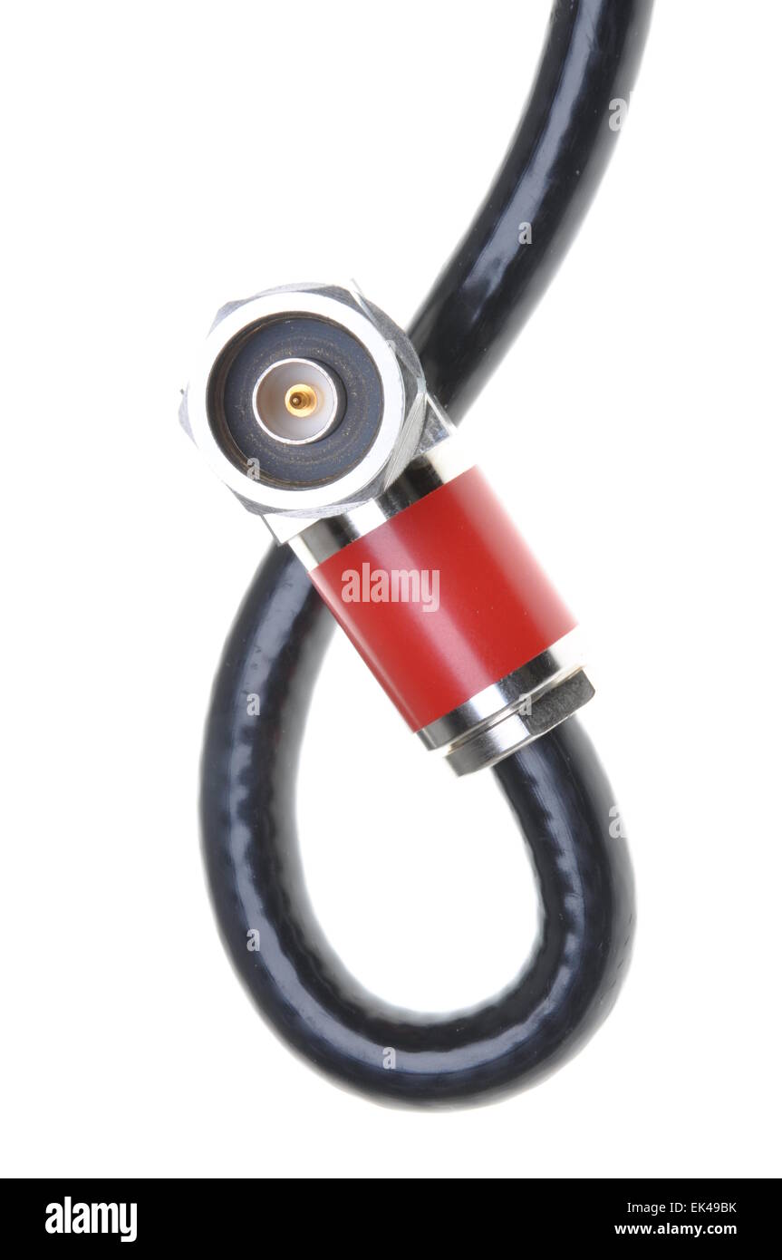 Cavo coassiale con connettore isolato su sfondo bianco Foto Stock