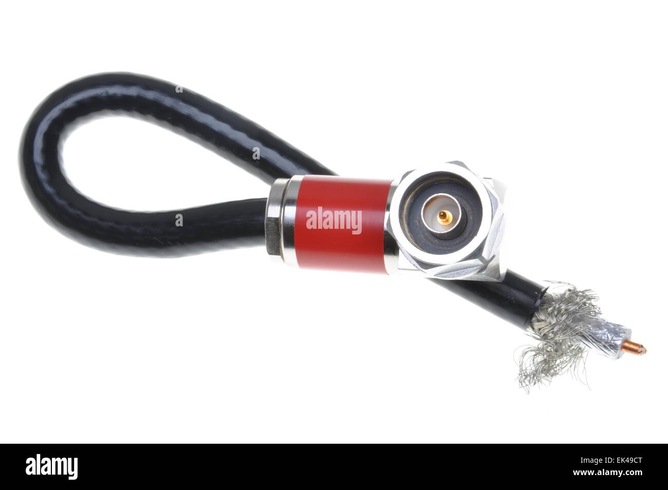Cavo coassiale con connettore isolato su sfondo bianco Foto Stock