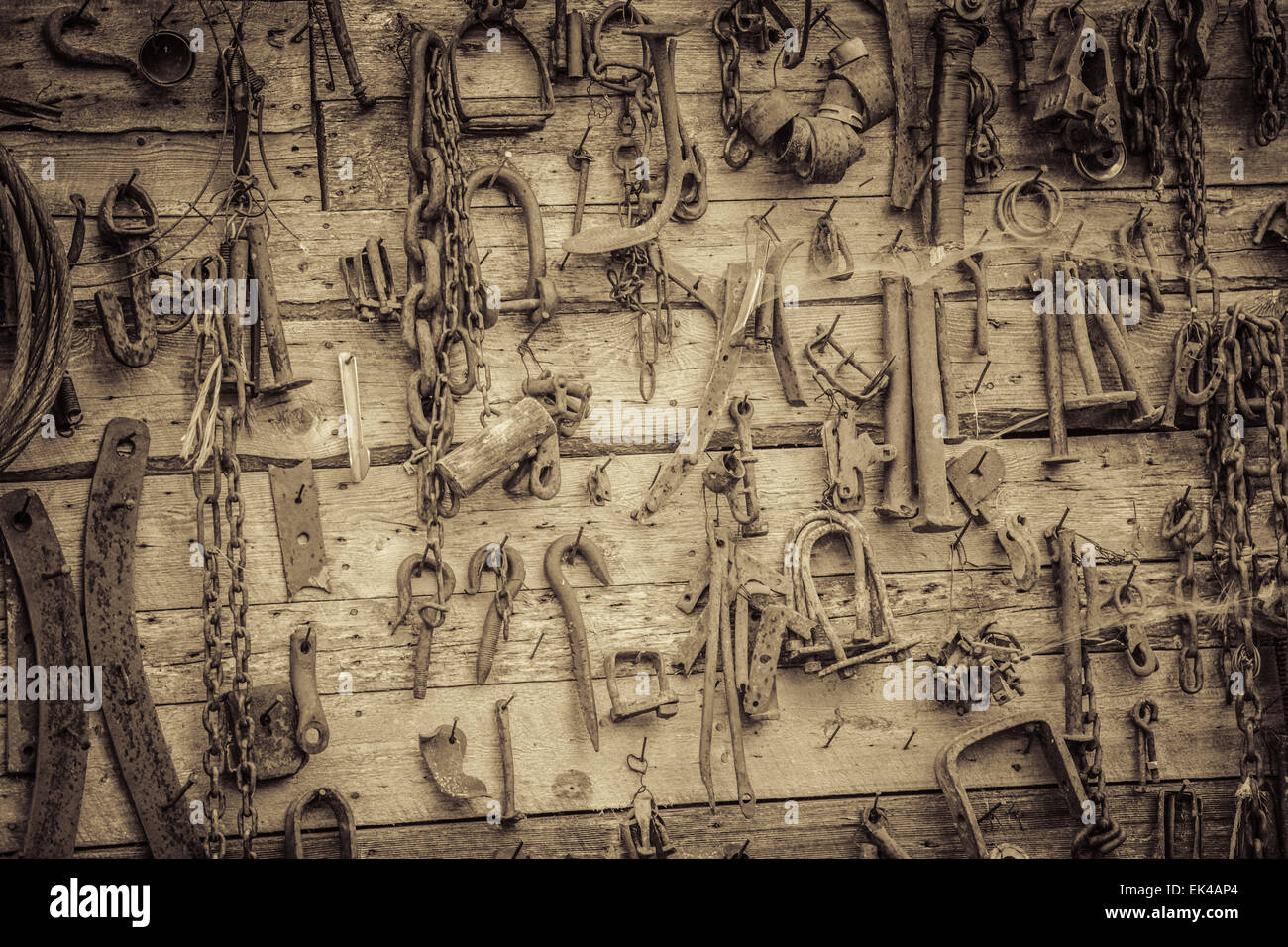 Parete riempita con vecchi strumenti arrugginito appeso alla parete Foto Stock