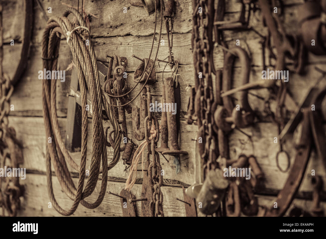 Parete riempita con vecchi strumenti arrugginito appeso alla parete Foto Stock