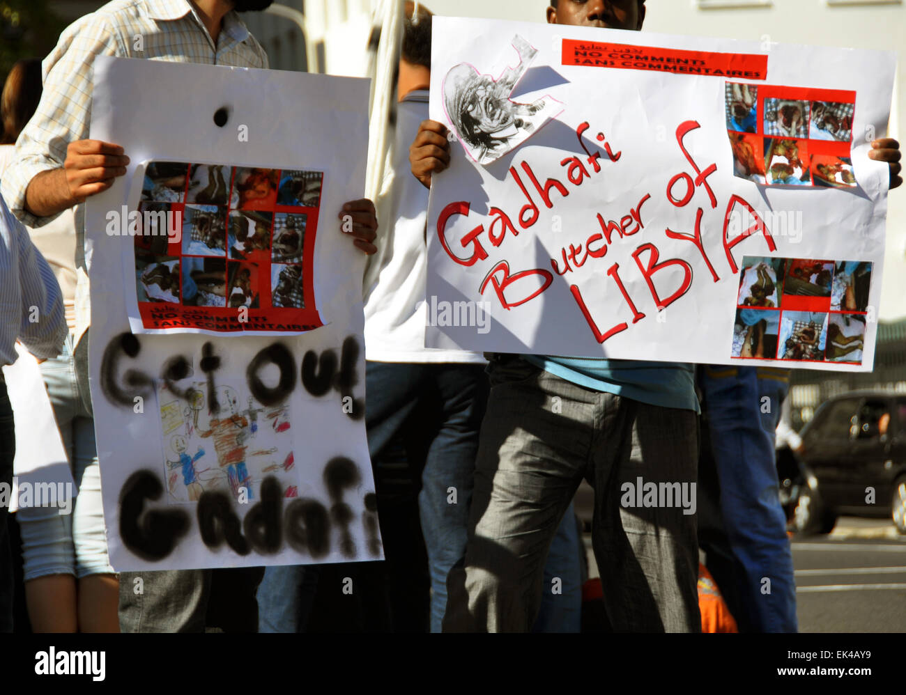 Alcuni anti-Gheddafi dimostranti fuori il Parlamento a Cape Town dimostrare nel supporto per la libertà per la Libia. 24.02.2011. Essi erano parte di un piccolo gruppo di dimostranti radunati fuori Città del Capo del Parlamento a sostegno con la Primavera araba. Foto Stock