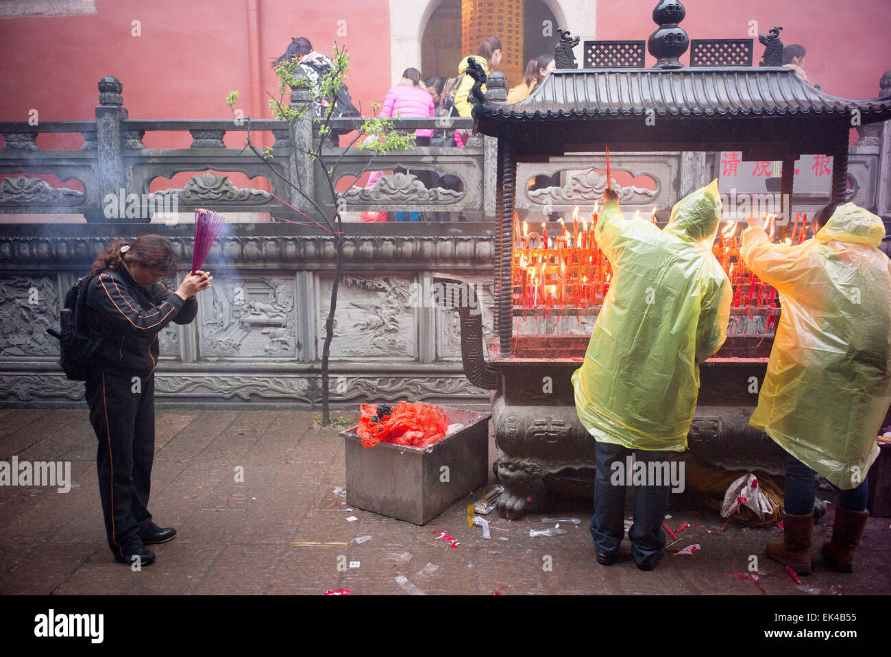 Jiuhua Mountain, cinese della provincia di Anhui. 7 apr, 2015. I turisti ardere incensi sul compleanno del Bodhisattva Guanyin a Qiyuan tempio sul Monte Jiuhua, est cinese della provincia di Anhui, Aprile 7, 2015. Jiuhua Mountain, una delle quattro montagne sacre del buddismo cinese, solitamente tenere vari rituali BUDDISTI e gli eventi del compleanno del Bodhisattva Guanyin, che cade il giorno 19 del secondo mese del calendario lunare. © Guo Chen/Xinhua/Alamy Live News Foto Stock