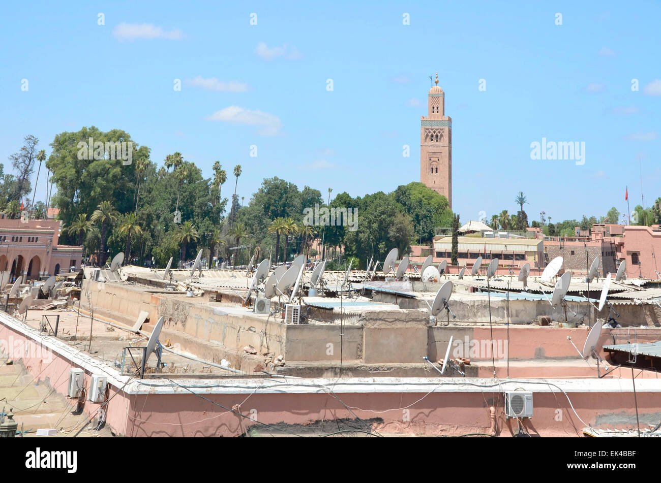 Moderni piatti Satellite contrasto alla vecchia città antica moschea con torre dall'Djemaa el Fna a Marrakech, Marocco, Africa Foto Stock
