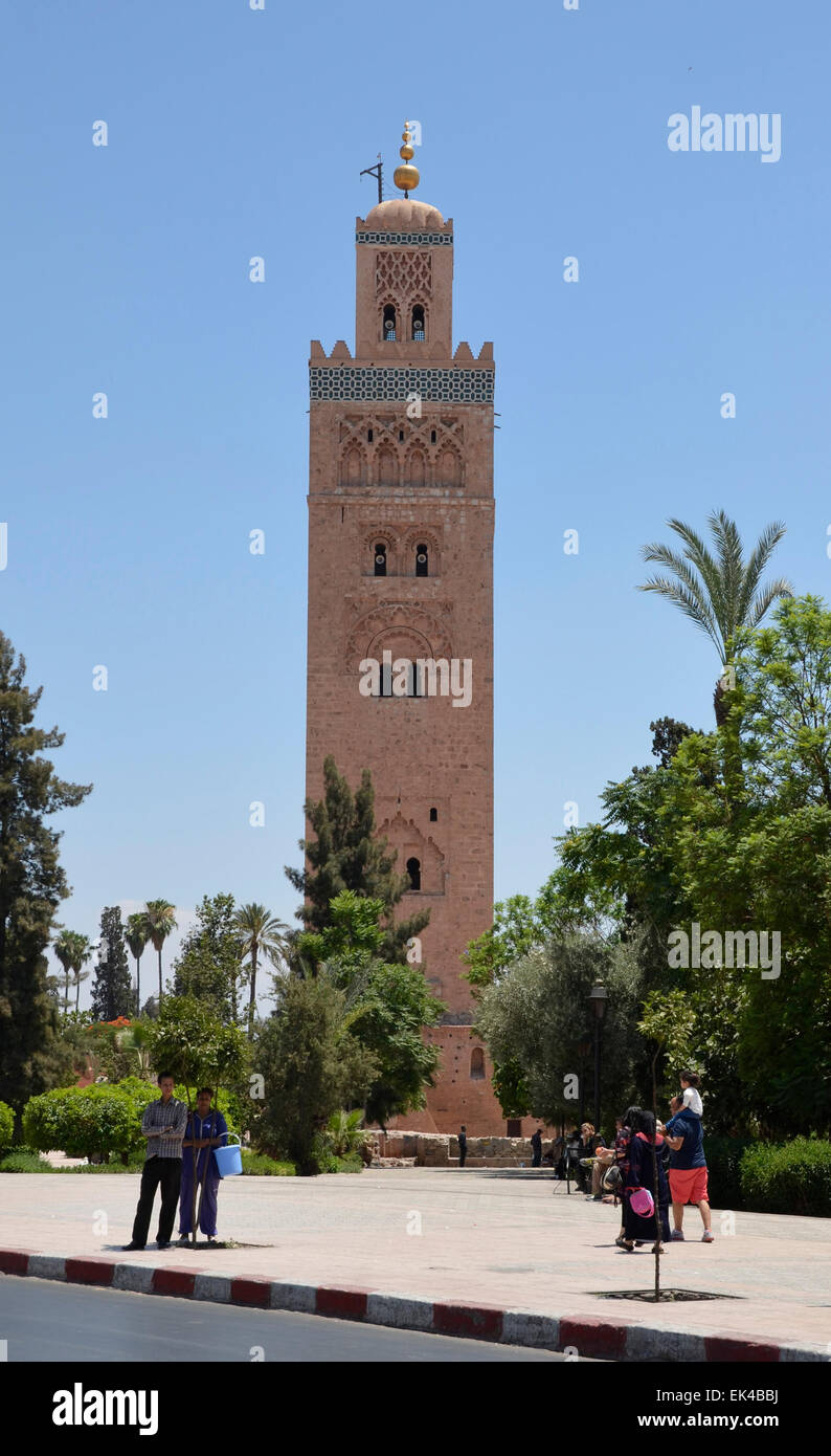 La torre della Moschea di Koutoubia nella medina ingresso alla piazza Jemaa El Fna souk di Marrakech, Marocco Foto Stock