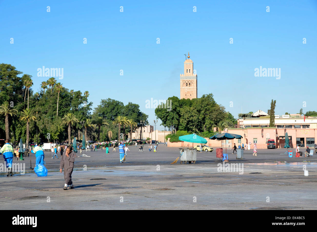 La torre della Moschea di Koutoubia nella medina ingresso alla piazza Jemaa El Fna souk di Marrakech, Marocco Foto Stock