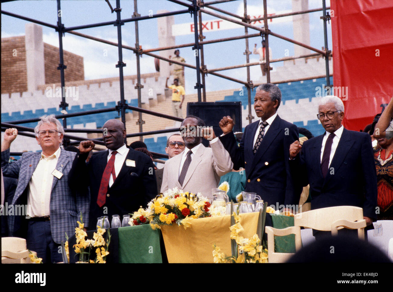 Il giorno degli eroi, Soweto 16.12.1990 Joe Slovo,Raymond Mhlaba,Oliver Tambo, Nelson Mandela, Walter Sisulu un rally a Johannesburg, a seguito di Mandela del rilascio dalla prigione e Tambo di ritorno da trent'anni di esilio. Foto Stock