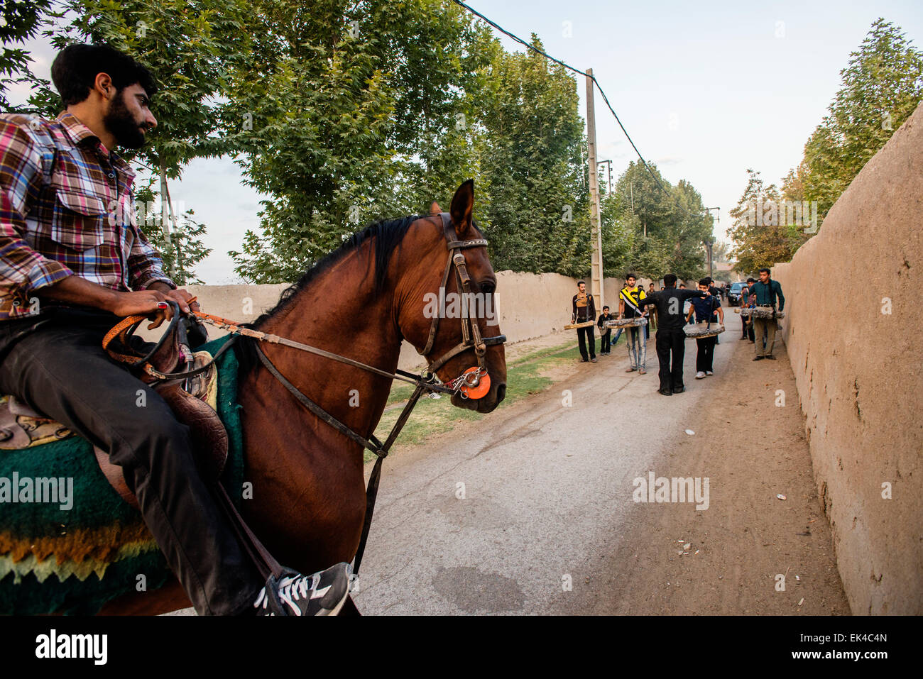 Gli uomini provano marzo passato con tamburi di Tazieh, teatro rituale del giorno di Ashura, nel villaggio vicino a Isfahan, Iran Foto Stock