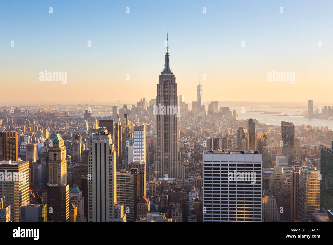 La città di New York skyline di Manhattan nel tramonto. Foto Stock