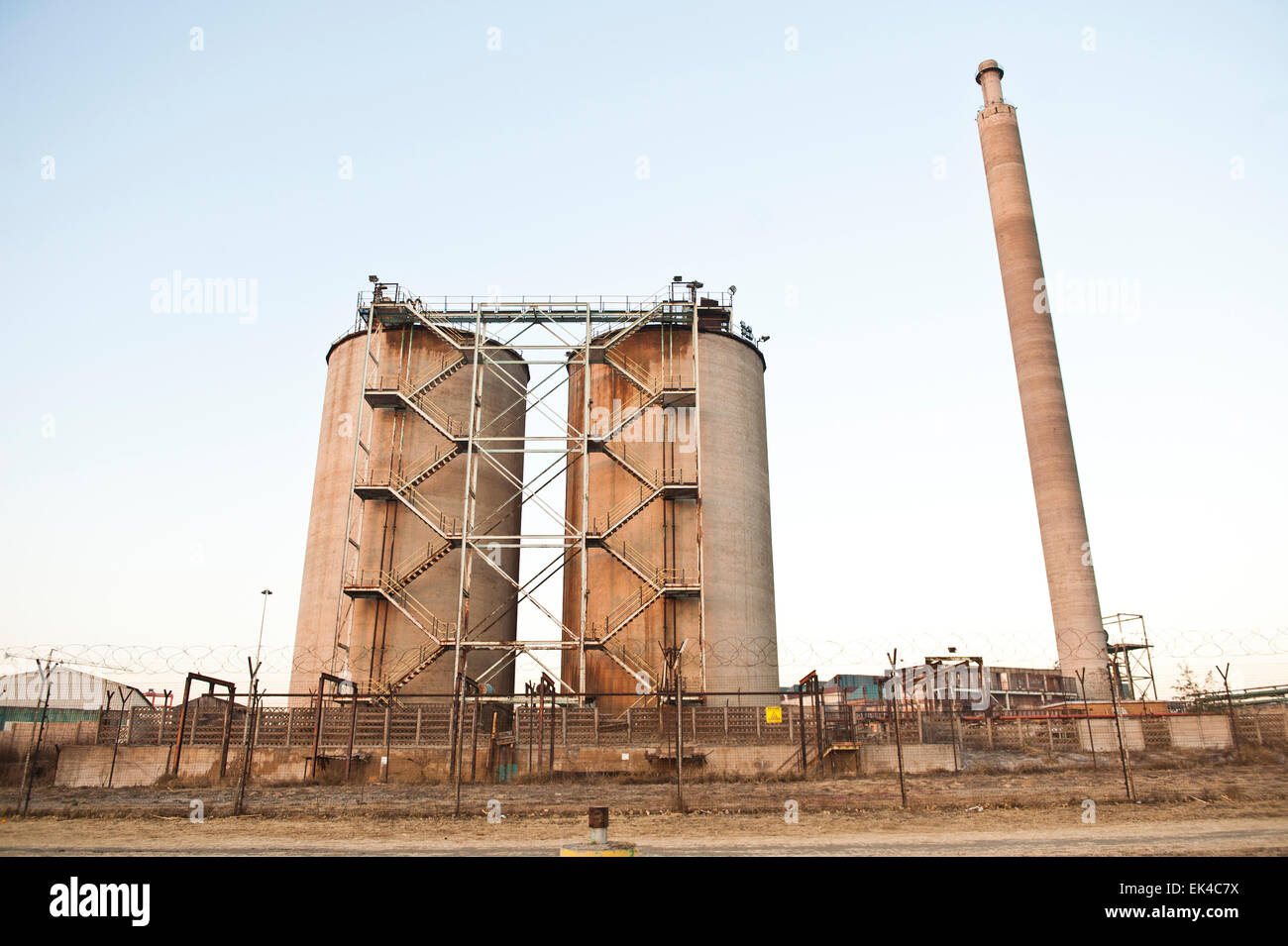 Essa è diventata più fattibile per le operazioni di data mining per elaborare vecchia miniera dump per il rimanente di oro che non è stata completamente estratta dalla sabbia. La metropolitana del processo di data mining molto laboriosa e costosa. Questi miei discariche vengono eiettate via con acqua e l'impasto di fango viene poi convogliata alcuni 40km a brakpan sulla east rand dove viene elaborato per estrarre il rimanente di oro. pic delwyn verasamy Foto Stock