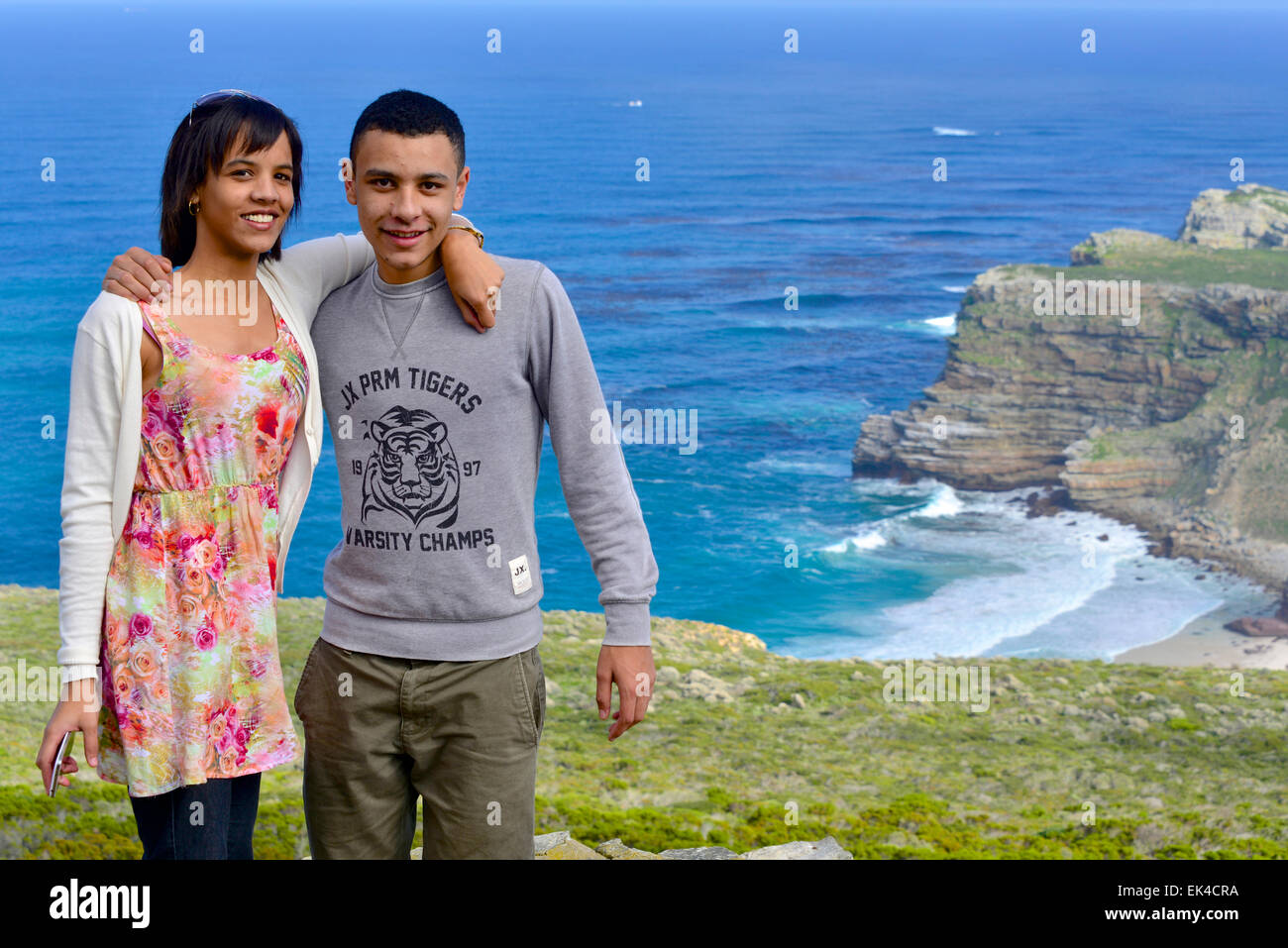 Fratello e Sorella che posano per una foto a Cape Point entro la Table Bay Nature Conservation Reserve, Western Cape, Sud Africa. Foto Stock