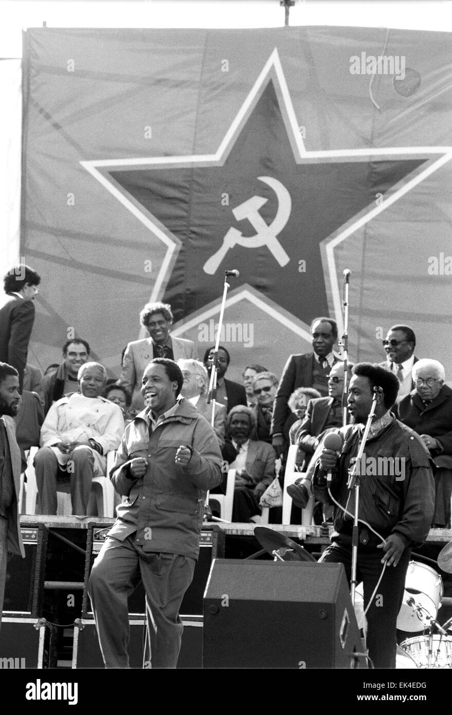 Chris Hani danze al lancio del SACP , Soweto, 29.07.1990. Mandela( sinistra in camice bianco) orologi da dietro.( centro Ray Alexander Simons con occhiali da sole), destra Walter Sisulu. ( Peter Mokaba allora leader dell'ANC la gioventù di destra con il microfono) Foto Stock
