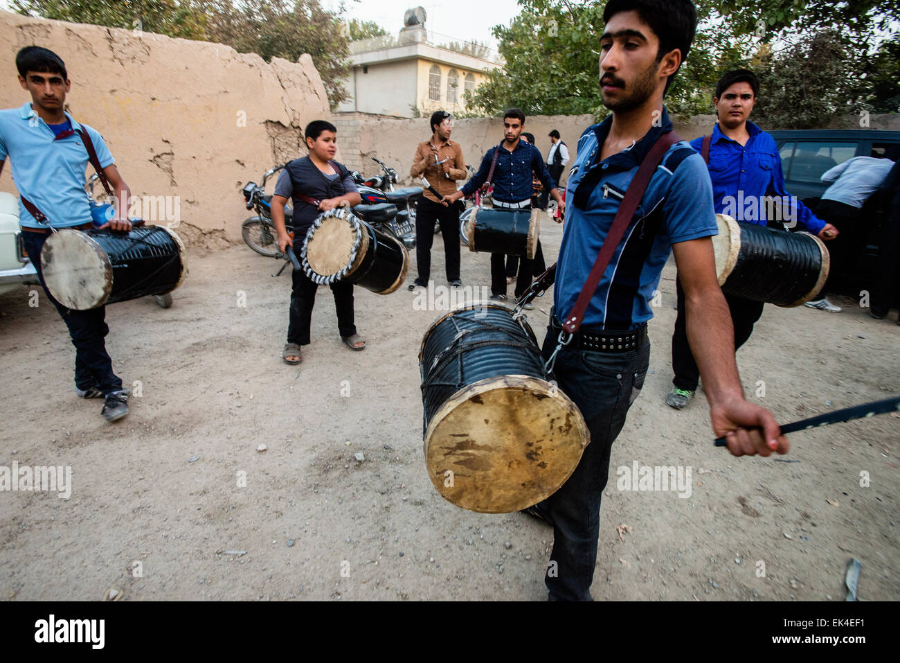 Gli uomini provano marzo passato con tamburi di Tazieh, teatro rituale del giorno di Ashura, nel villaggio vicino a Isfahan, Iran Foto Stock