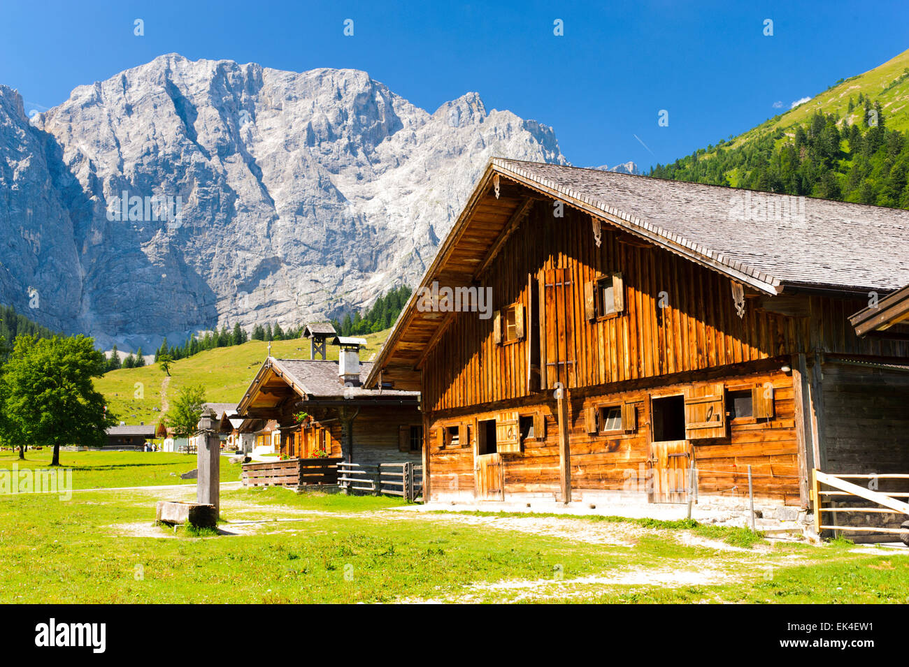 Panorama del paesaggio in Baviera, Germania, a montagne delle Alpi con legno agriturismo Foto Stock
