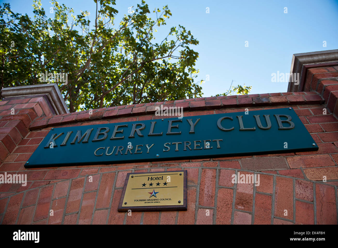 Una statua di Cecil John Rhodes è stato rubato in luce diurna broard dalla mafikeng /mahikeng stazione di deformazione e prese per il Kimberly Club è un boutique hotel in kimberly la Northen cape. L'hotel afferma che essi hanno preso la statua di preservare white Storia e patrimonio thats slowely essendo erose. Foto Stock